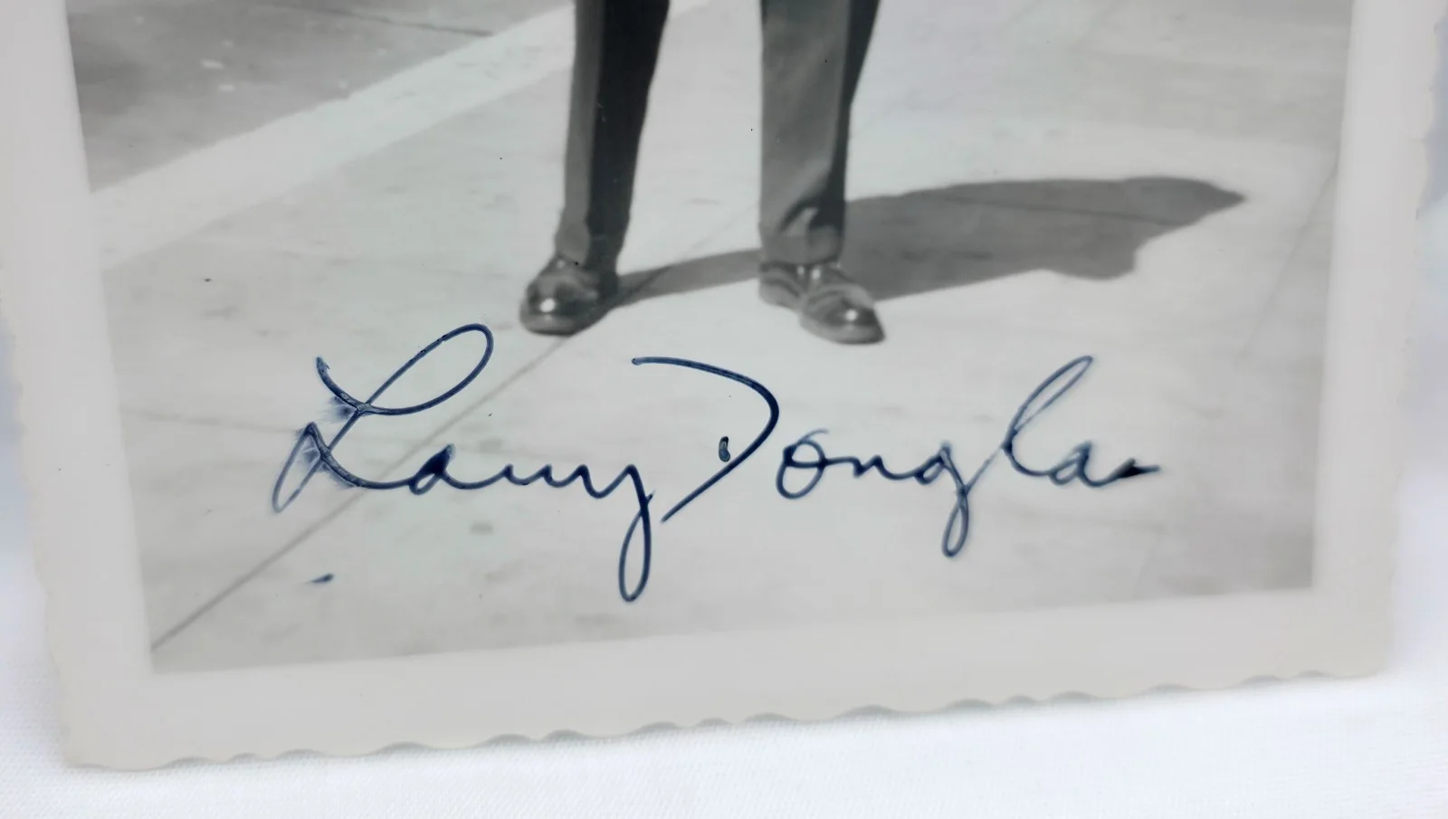 Larry Douglas — Vintage 1950s Black & White Hand Signed Candid Photo Autograph Larry Douglas, image 2
