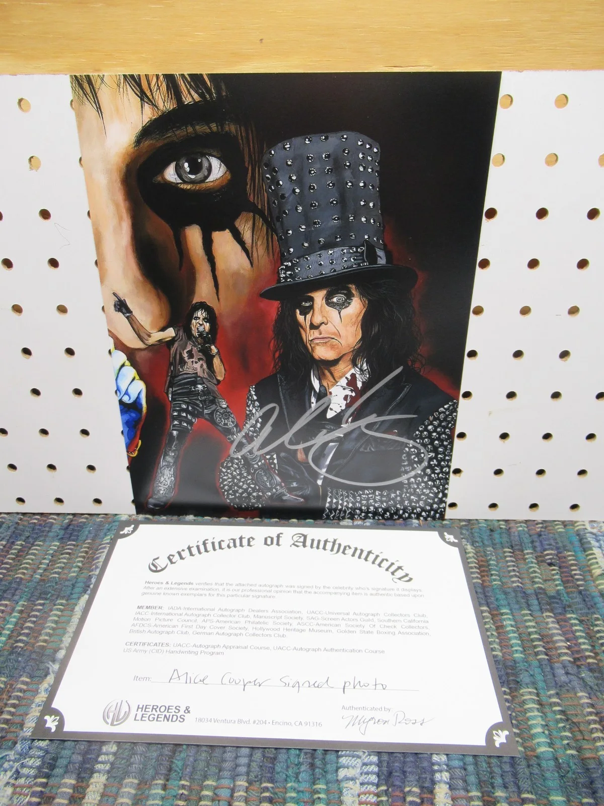 ALICE COOPER — ALICE COOPER MEGA ROCK STAR SHOWMAN AUTOGRAPHED 8x10 PHOTO - W/COA, AND SLEEVE, изображение 2
