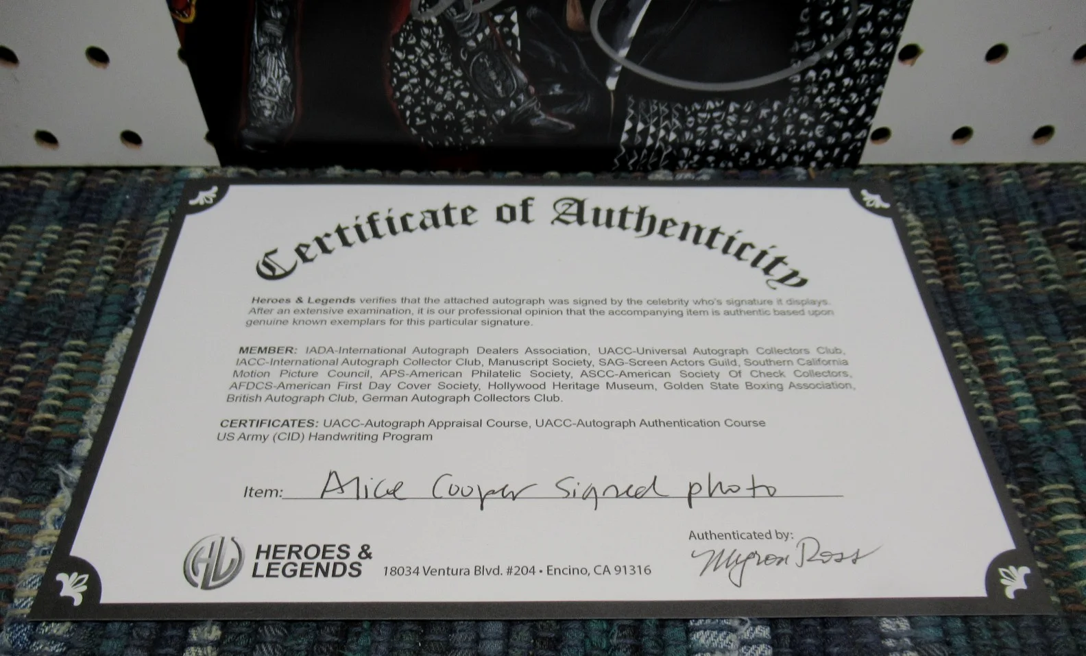 ALICE COOPER — ALICE COOPER MEGA ROCK STAR SHOWMAN AUTOGRAPHED 8x10 PHOTO - W/COA, AND SLEEVE, изображение 3