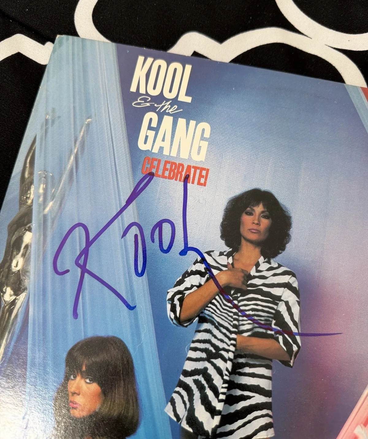 ROBERT “KOOL” BELL SIGNED KOOL & THE GANG CELEBRATE VINYL RECORD AUTOGRAPHED, image 2
