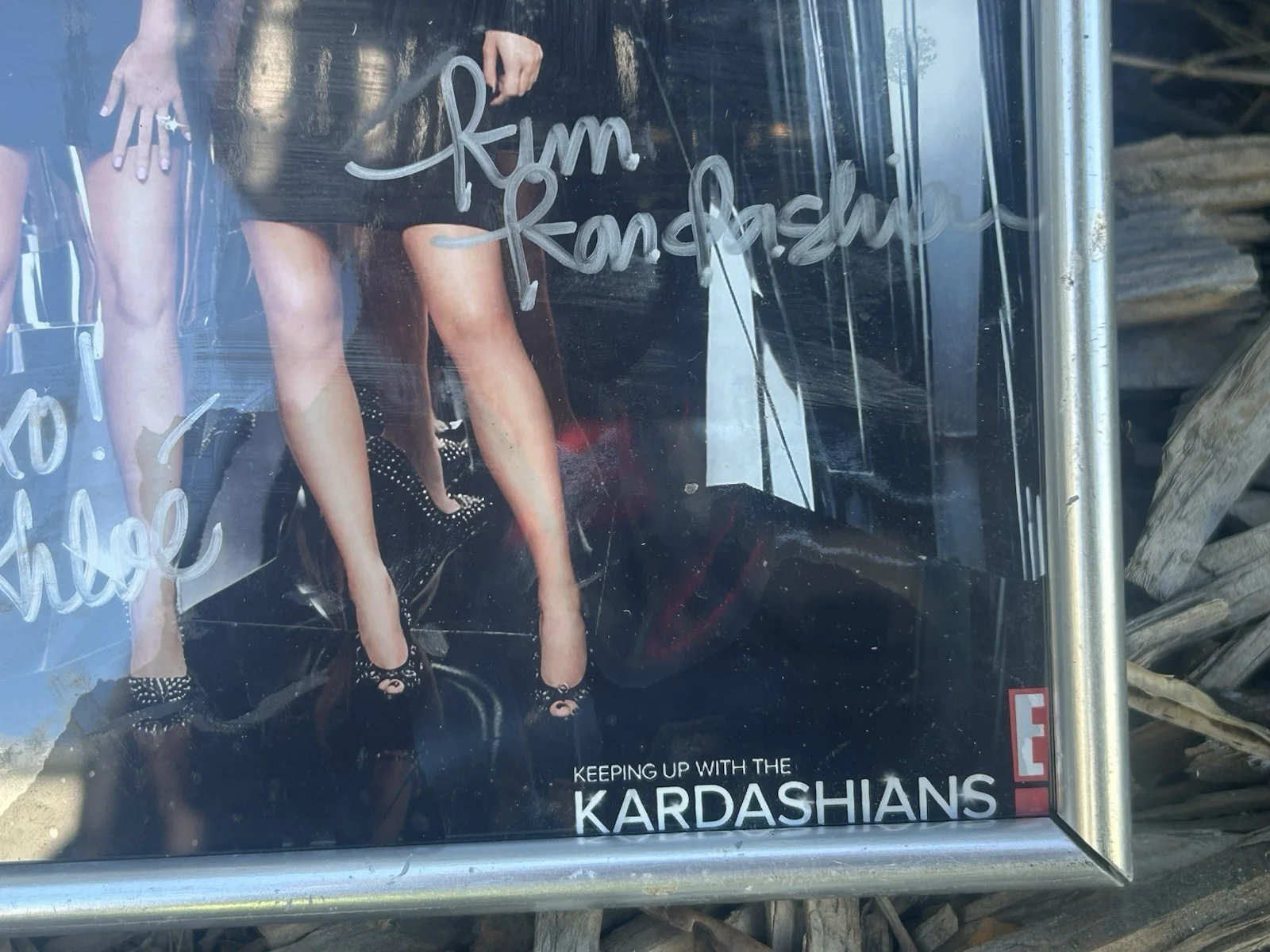 Kim Kardashian, Khloe, Kourtney — Keeping Up with the Kardashians Framed Signed Photo Kim, Khloe, Kourtney, изображение 2