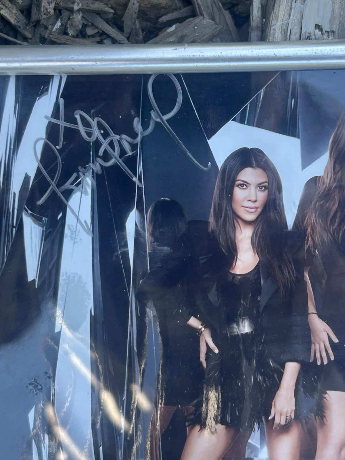 Kim Kardashian, Khloe, Kourtney — Keeping Up with the Kardashians Framed Signed Photo Kim, Khloe, Kourtney, изображение 5