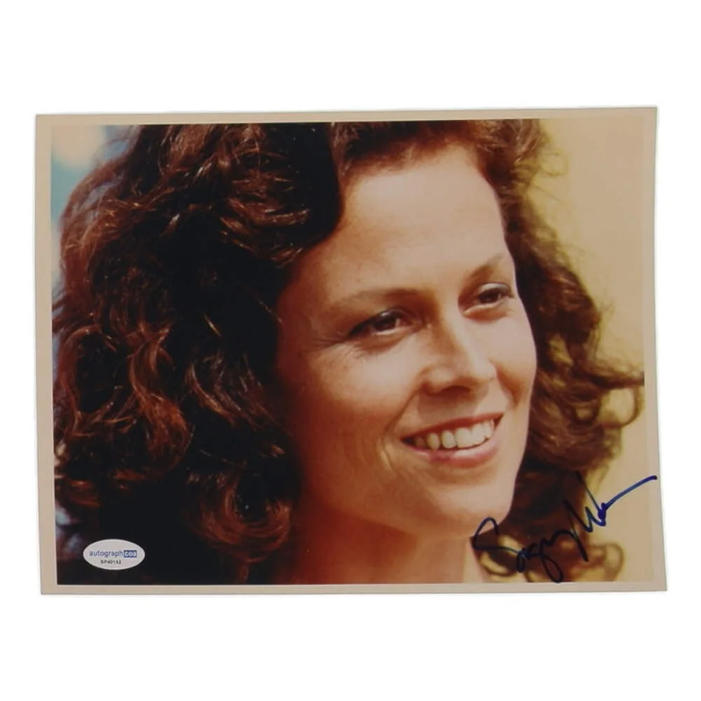 Sigourney Weaver — Sigourney Weaver Signed (ACOA) "Gorillas in the Mist" 8x10 Photo - Dian Fossey