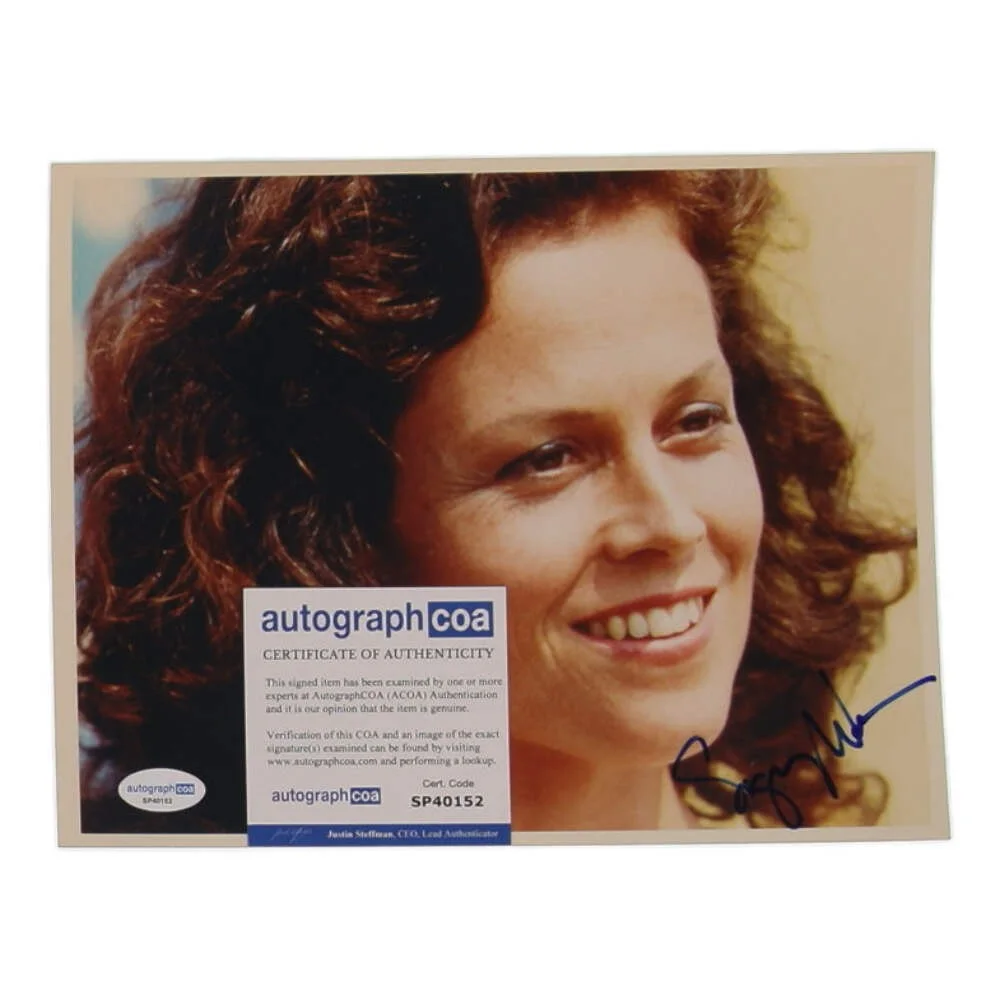 Sigourney Weaver — Sigourney Weaver Signed (ACOA) "Gorillas in the Mist" 8x10 Photo - Dian Fossey, изображение 2
