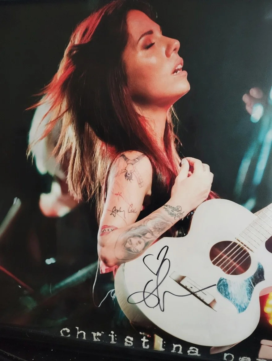 Christina Perri Signed 24x19 Framed Concert Photo - Autograph on Guitar - Large, изображение 2