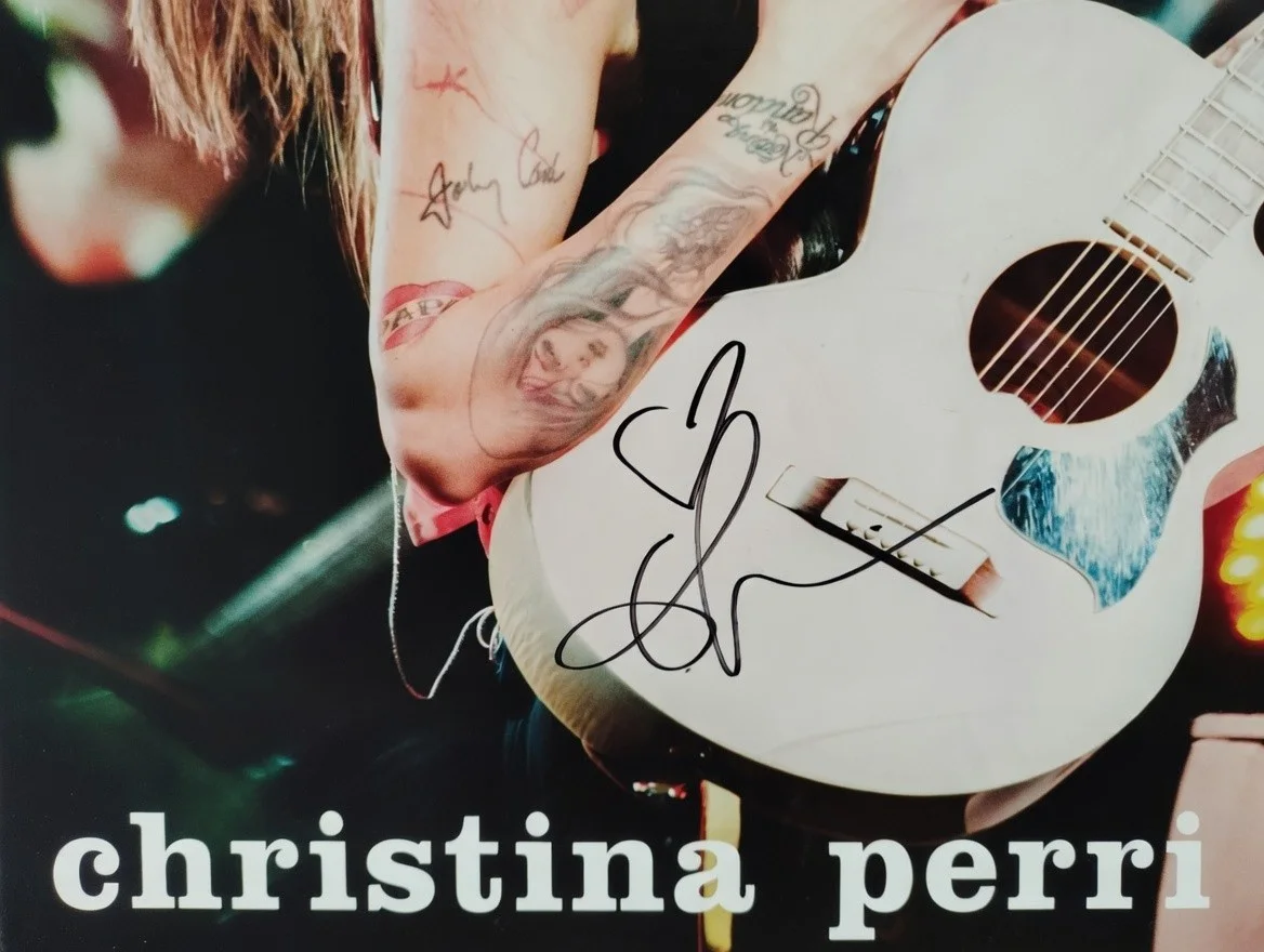 Christina Perri Signed 24x19 Framed Concert Photo - Autograph on Guitar - Large, изображение 3