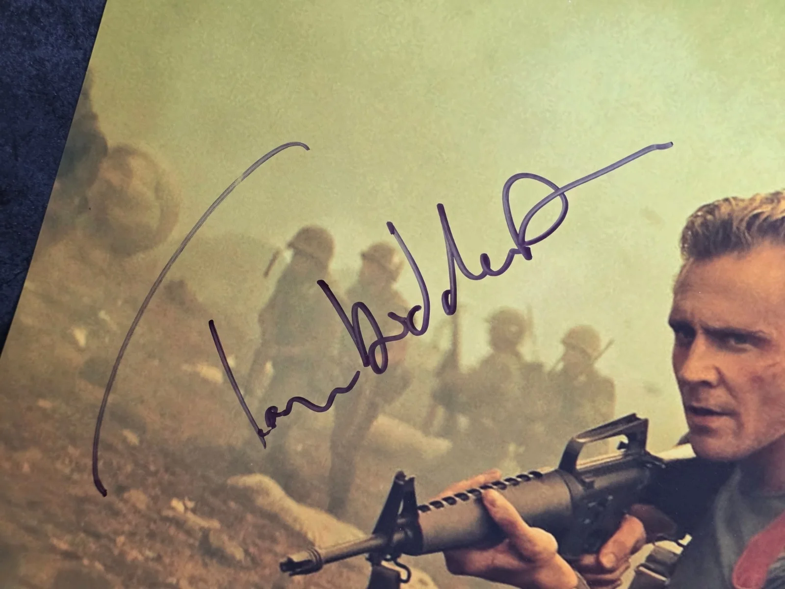 Tom Hiddleston — Tom Hiddleston Signed (Full Signature) 11x14 Kong Skull Island Photo COA, изображение 2