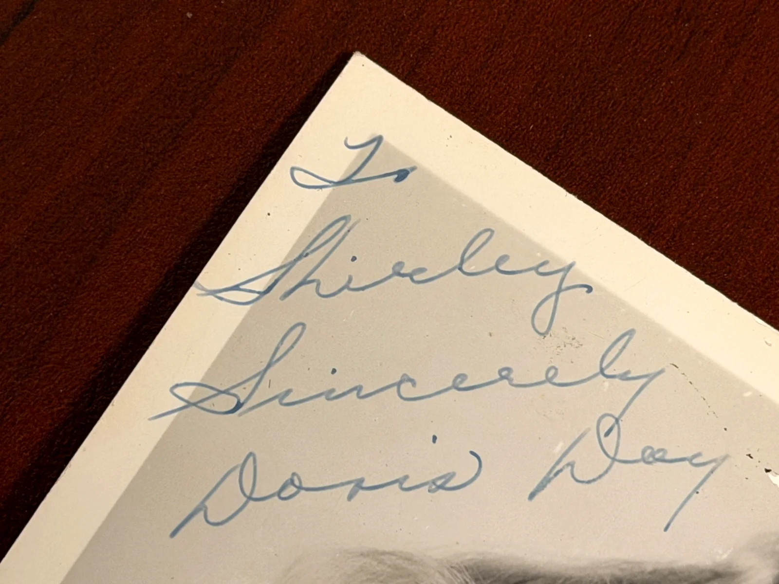 Doris Day — Vintage Doris Day Hand Signed and Inscribed B/W Photo Postcard 5.5" X 3.5 ", изображение 2