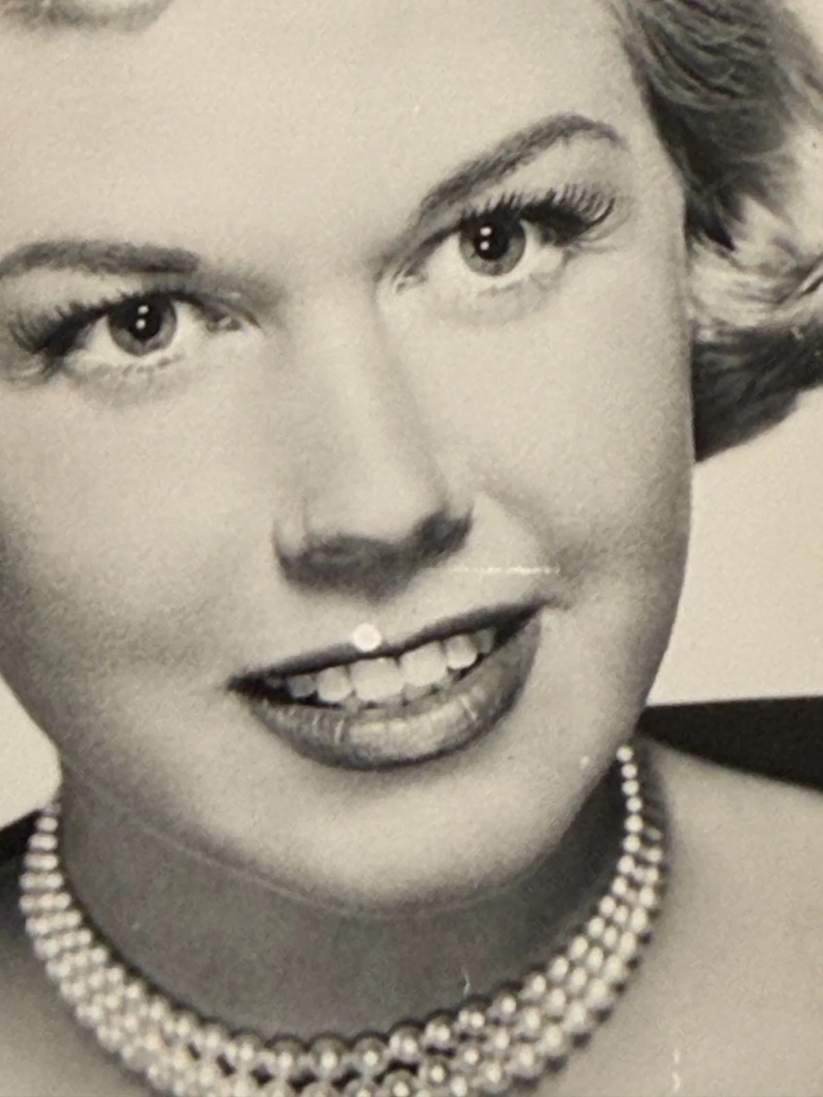 Doris Day — Vintage Doris Day Hand Signed and Inscribed B/W Photo Postcard 5.5" X 3.5 ", изображение 4