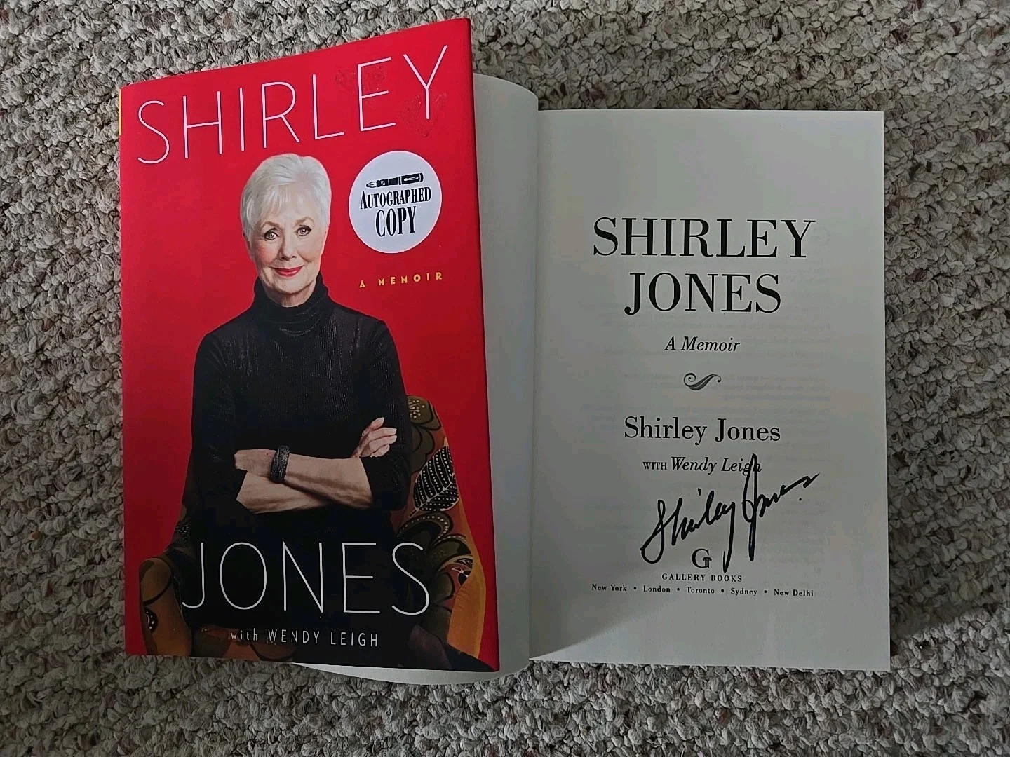 Shirley Jones — Shirley Jones ' The Partridge Family ' Signed In Person Book.