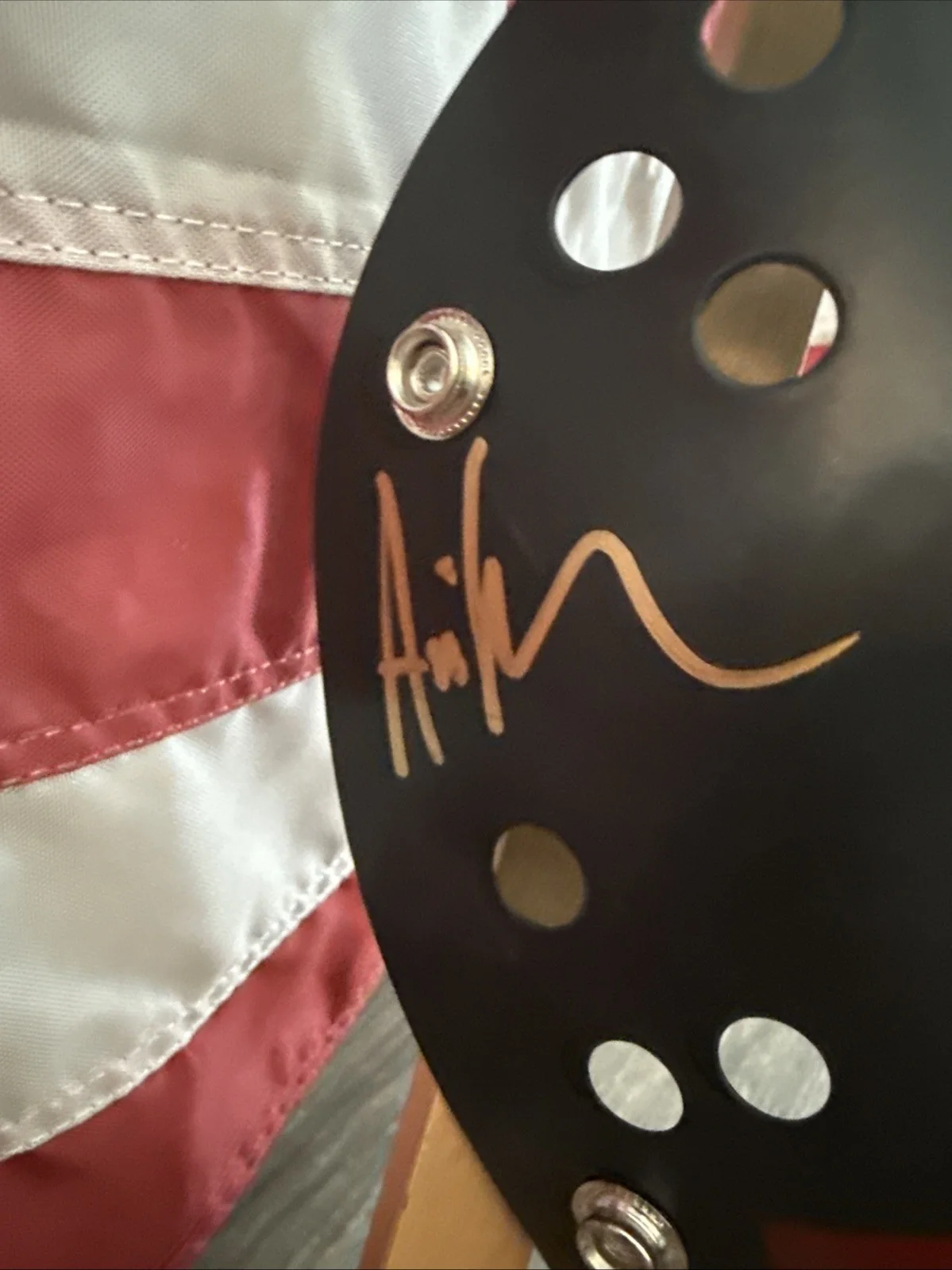 Ari Lehman — Ari Lehman Signed Black Hockey Mask Friday the 13th Gold Ink Beckett COA, изображение 2