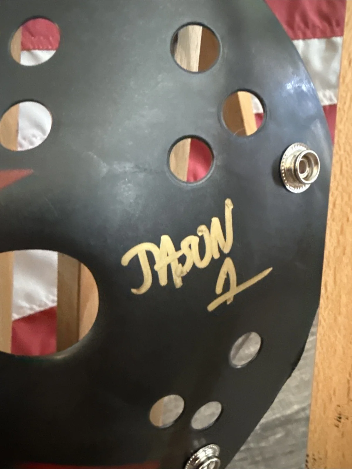Ari Lehman — Ari Lehman Signed Black Hockey Mask Friday the 13th Gold Ink Beckett COA, изображение 4
