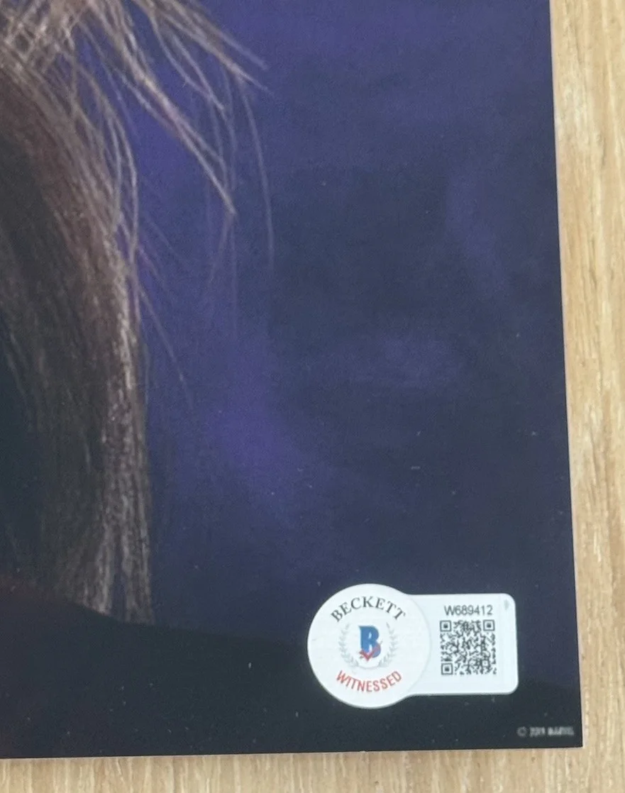 Brie Larson — BRIE LARSON SIGNED CAPTAIN MARVEL AVENGERS 12X18 PHOTO BECKETT, изображение 2