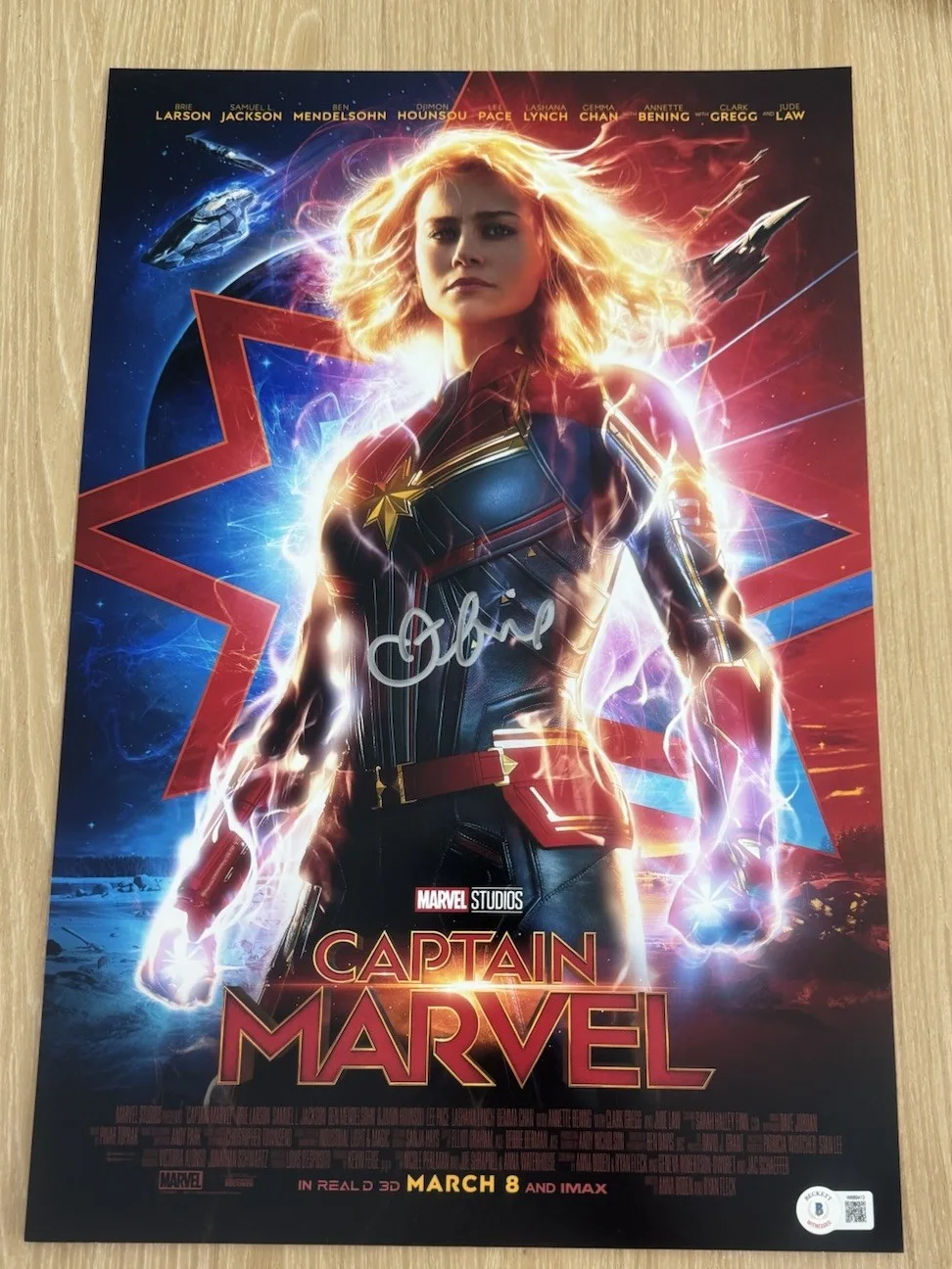 Brie Larson — BRIE LARSON SIGNED CAPTAIN MARVEL 12X18 PHOTO BECKETT
