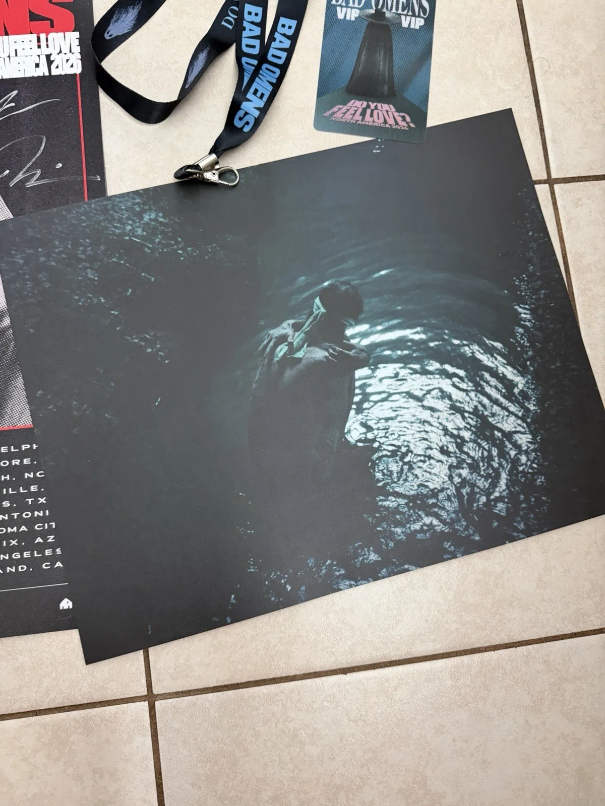 BAD OMENS VIP MERCH SIGNED TOUR POSTER LANYARD ART PRINT DO YOU FEEL LOVE 2026, изображение 2