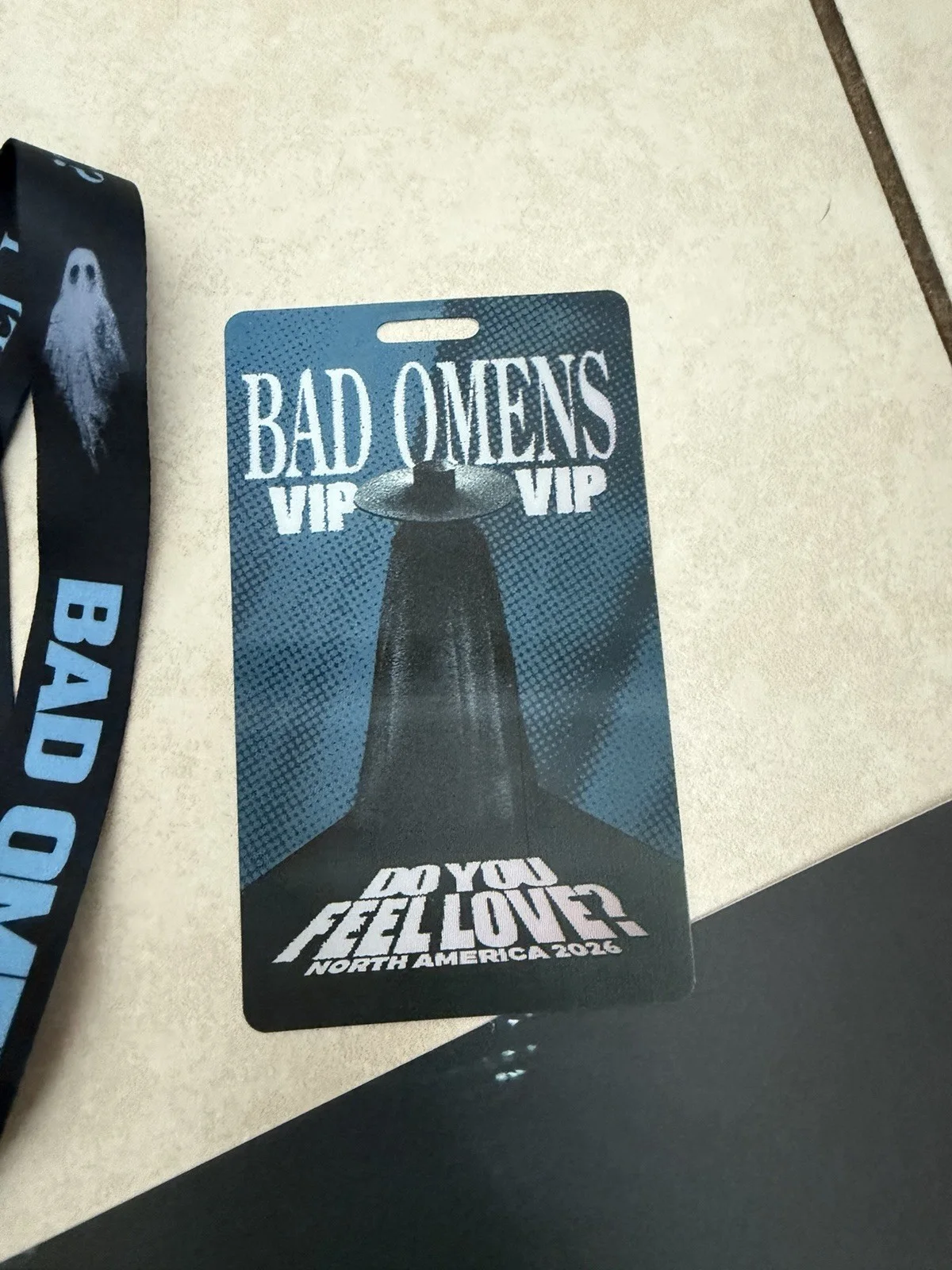 BAD OMENS VIP MERCH SIGNED TOUR POSTER LANYARD ART PRINT DO YOU FEEL LOVE 2026, изображение 3