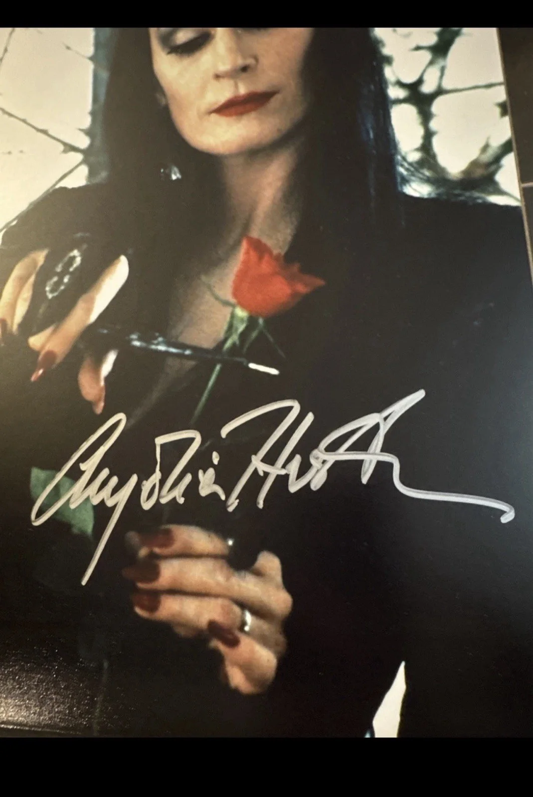 Angelica Huston — Anjelica Huston Signed 8x10 Photo OCCM Autograph Addams Family Morticia, изображение 2