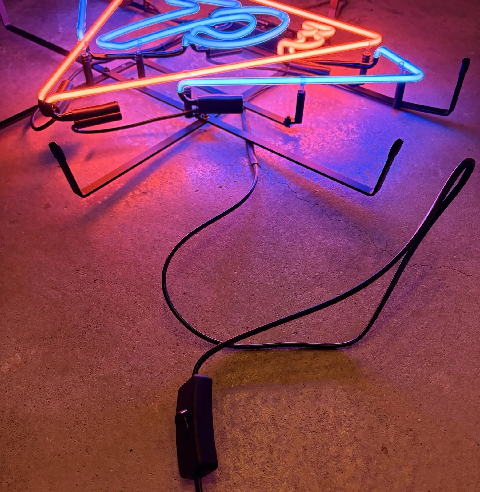 Charmed Prop Replica P3 Neon Sign Book of Shadows, изображение 4