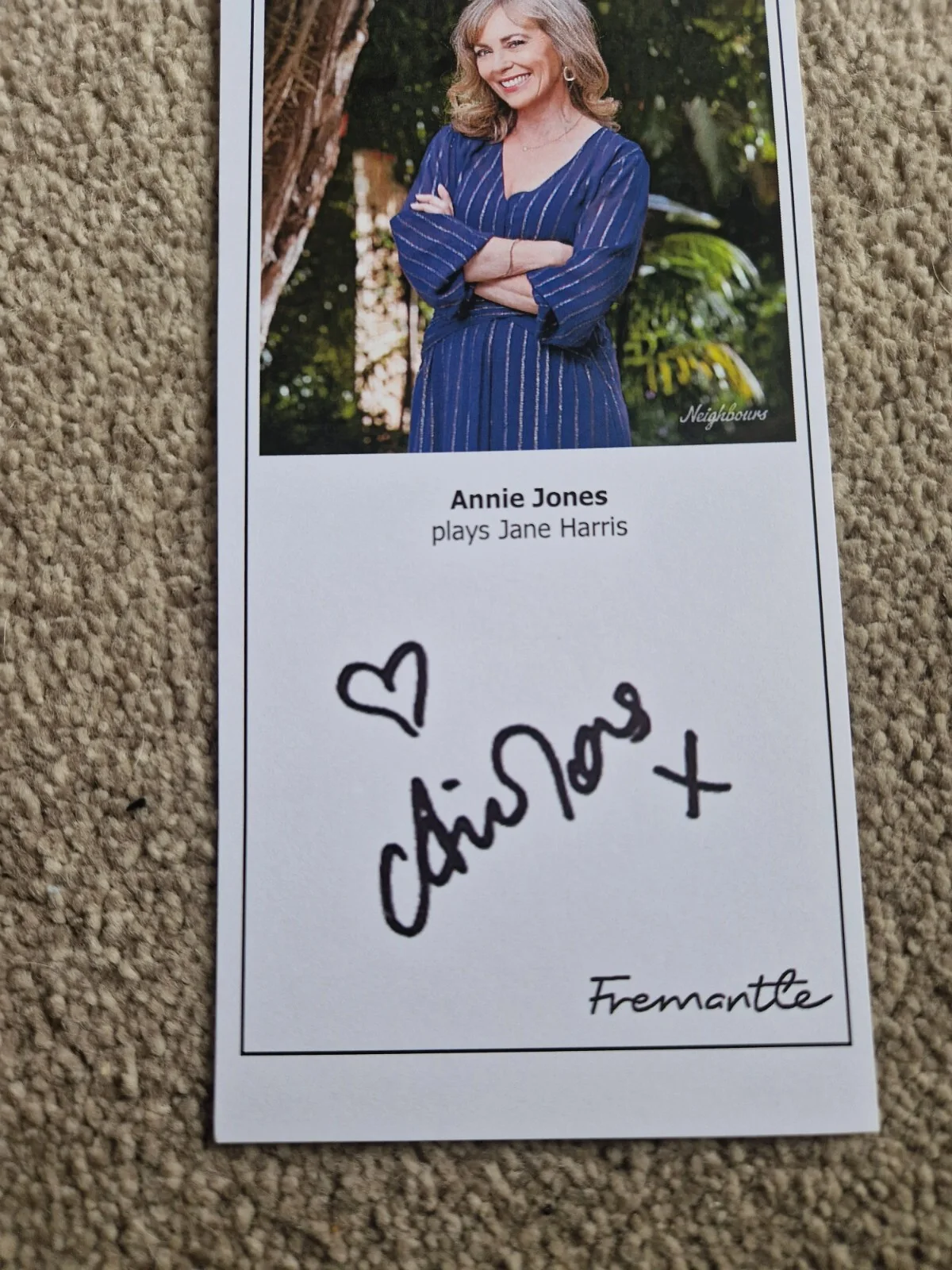 ANNIE JONES AS JANE HARRIS SIGNED 2022 NEIGHBOURS CAST FAN CARD (FINAL CAST), изображение 2