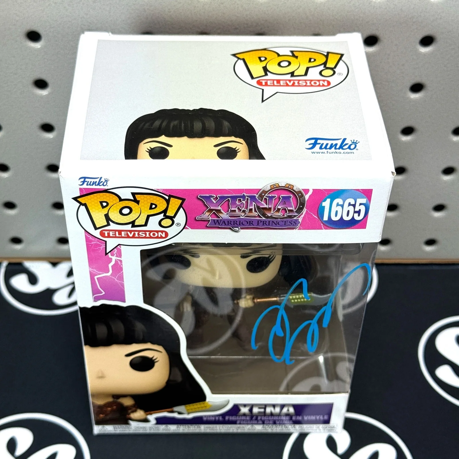 Lucy Lawless — LUCY LAWLESS Signed "Xena" Funko Pop! Vinyl Figure #1665 JSA Cert Autograph Auto, image 2