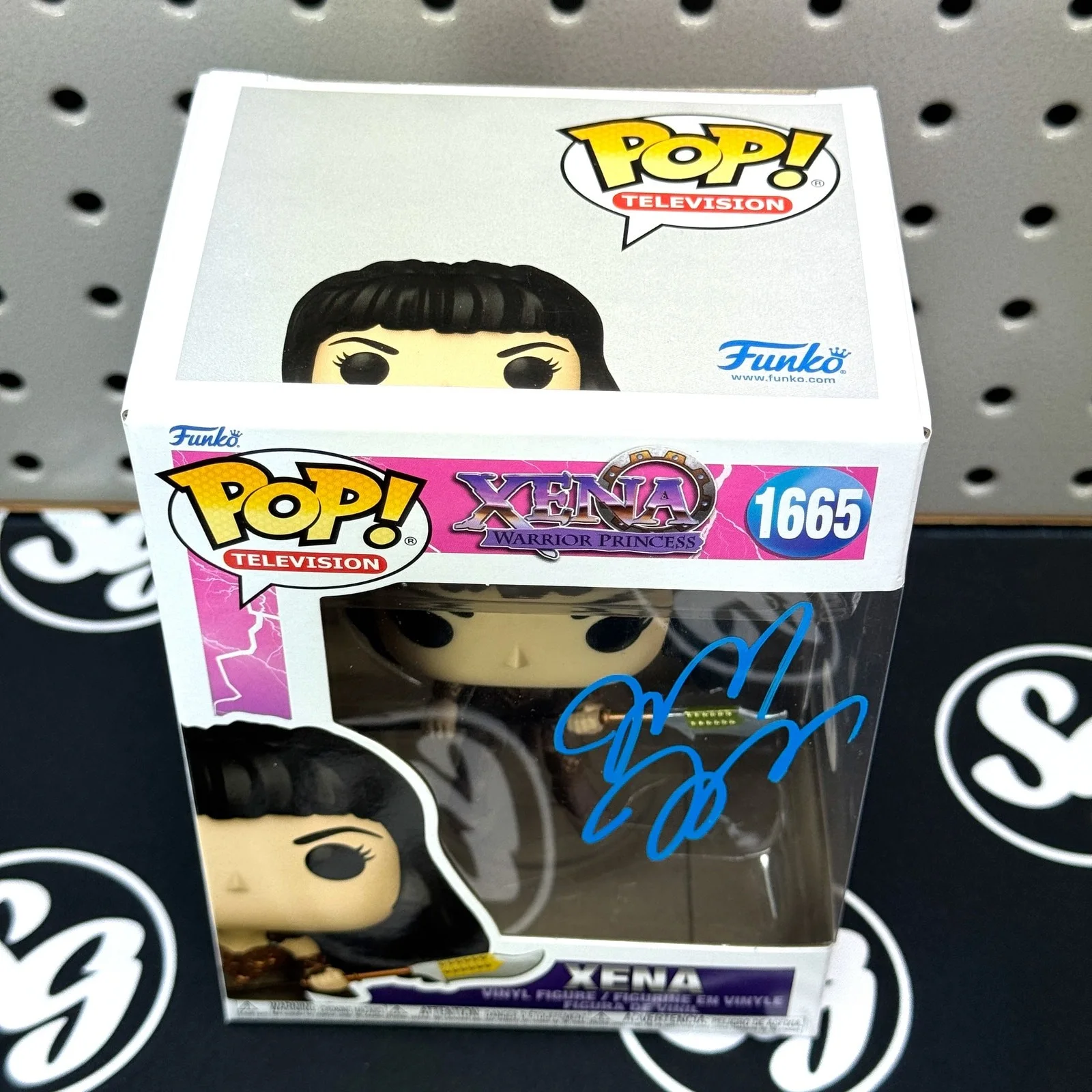 Lucy Lawless — LUCY LAWLESS Signed "Xena" Funko Pop! Vinyl Figure #1665 PSA DNA Auto Autograph, изображение 2