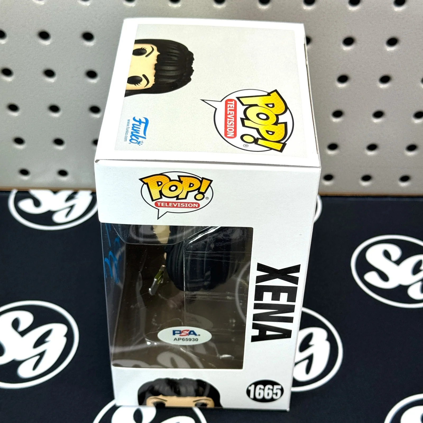 Lucy Lawless — LUCY LAWLESS Signed "Xena" Funko Pop! Vinyl Figure #1665 PSA DNA Auto Autograph, изображение 3