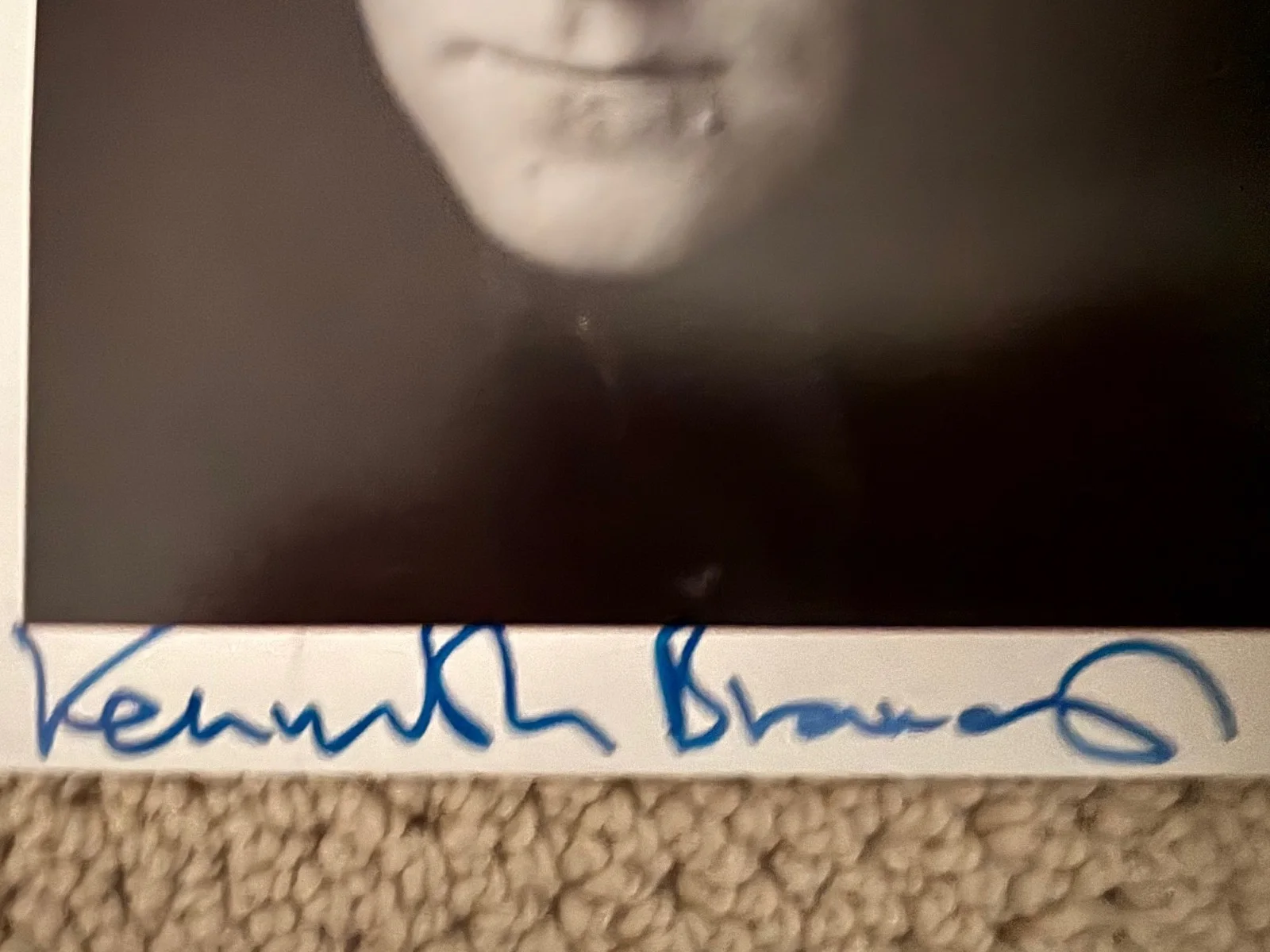 Kenneth Branagh — Kenneth Branagh – Signed (6” x 8”) Black and White Autographed Photo, изображение 2