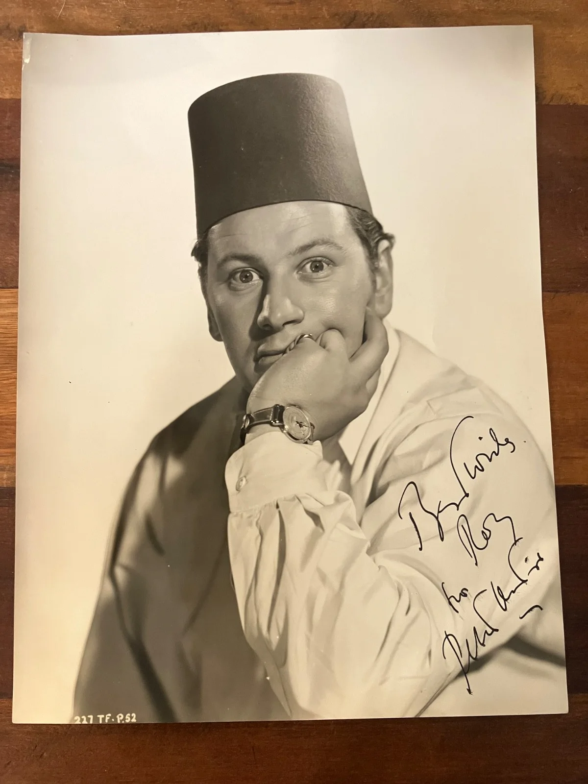 Peter Ustinov — Young Peter Ustinov Autographed 9 1/4 x 7" Promo Glossy Photo from Hotel Sahara"