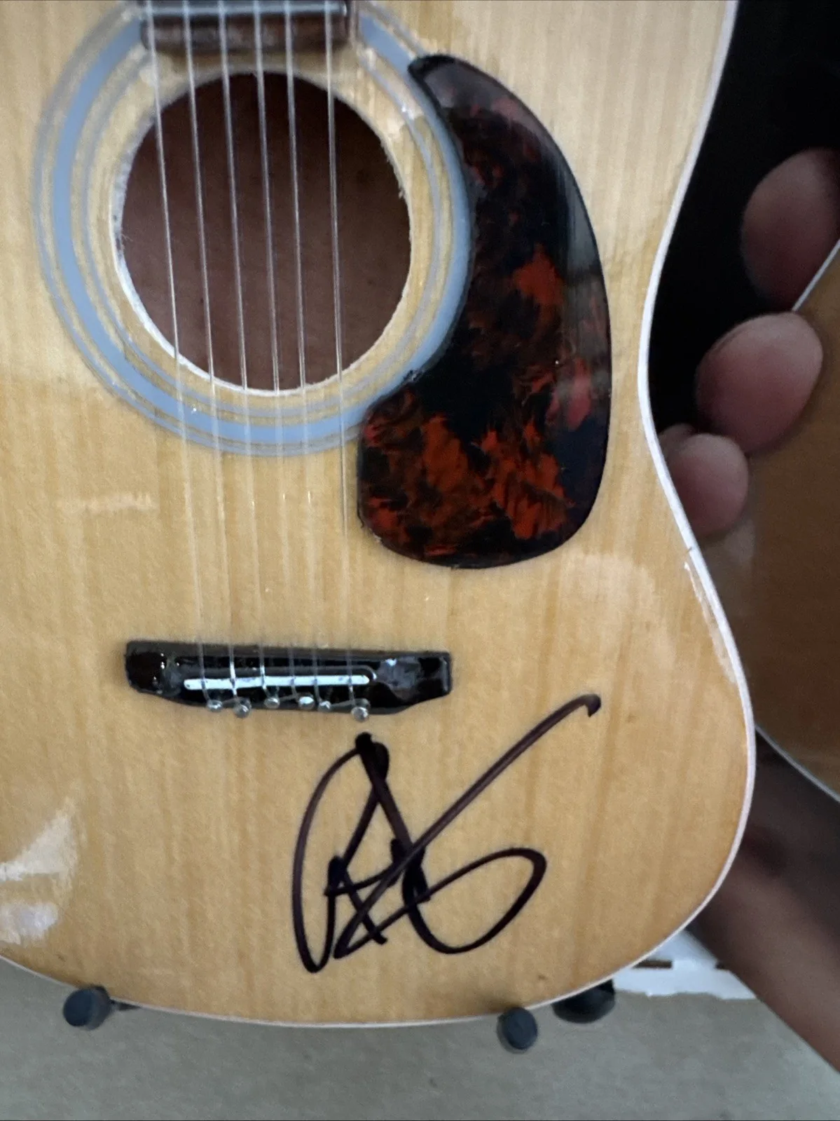 RILEY GREEN Autographed Signed AXE HEAVEN Acoustic Miniature Guitar JSA Country, изображение 2