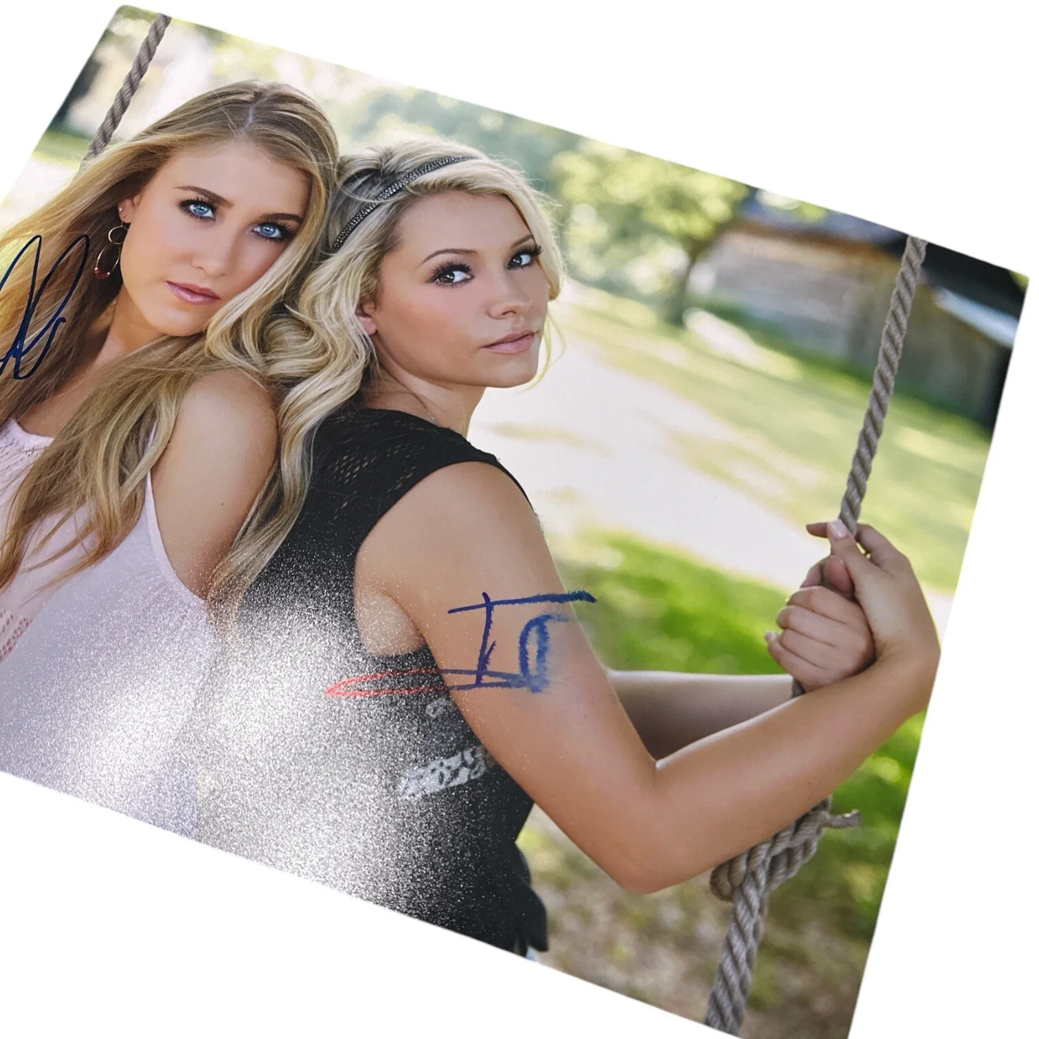 Maddie & Tae Signed Autograph 11x14 Photo! Girl in a Country Song Music Duo!, изображение 3