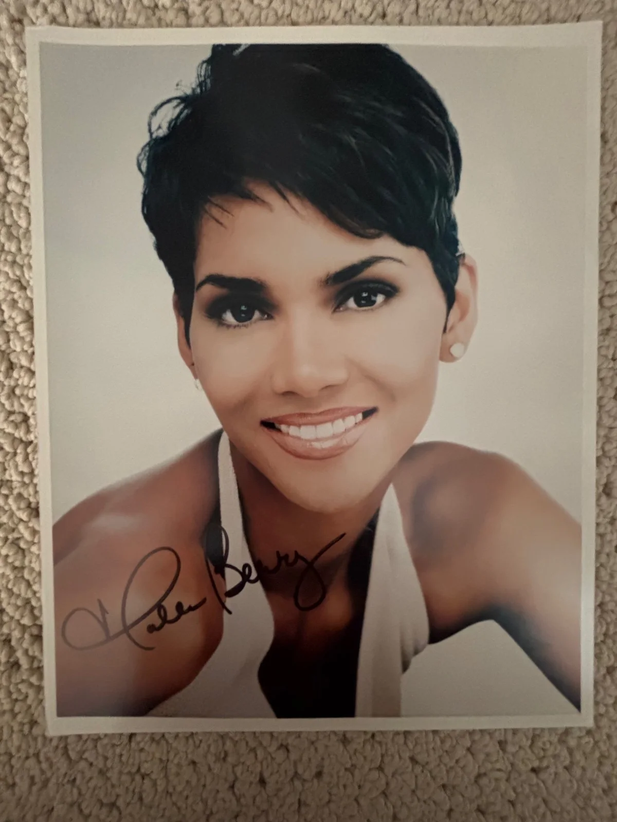 Halle Berry — Halle Berry – Signed (8" x 10") Autographed color photo
