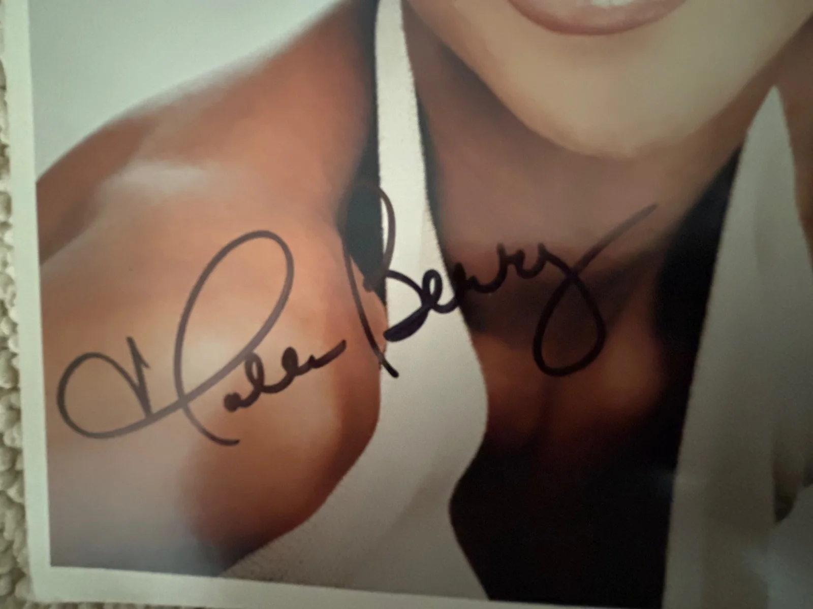 Halle Berry — Halle Berry – Signed (8" x 10") Autographed color photo, изображение 2