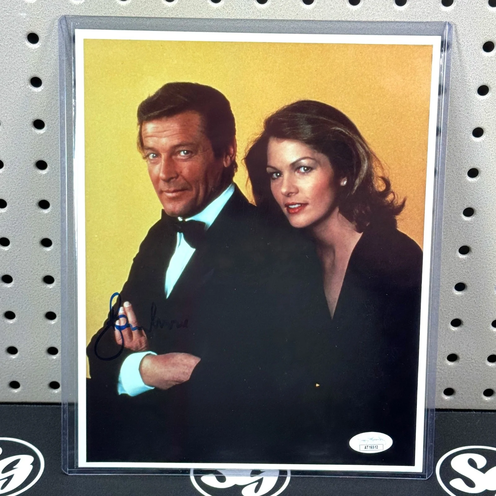Roger Moore — SIR ROGER MOORE Signed 8x10 Photo JSA Cert Auto Picture James Bond Moonraker