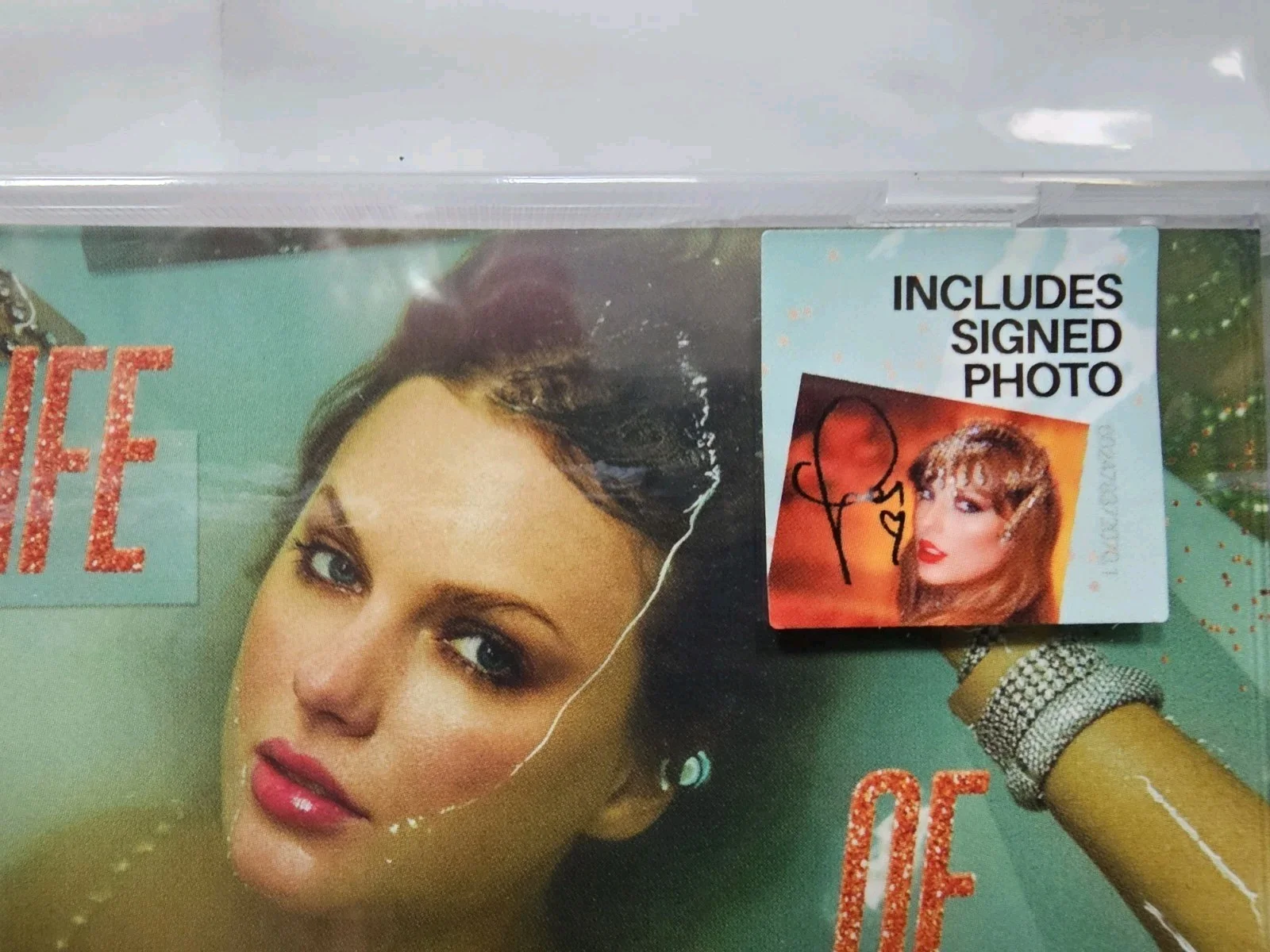 Taylor Swift The Life of a Showgirl CD + Hand Signed Photo !, изображение 2