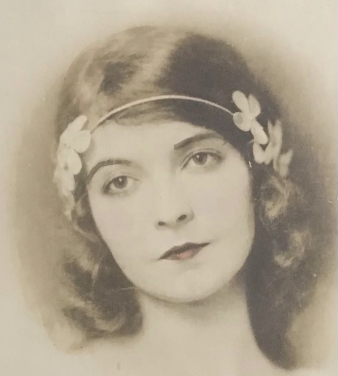 Lillian Gish — LILLIAN GISH AUTOGRAPHED 5 X 7 SEPIA PHOTO 1920s, image 2
