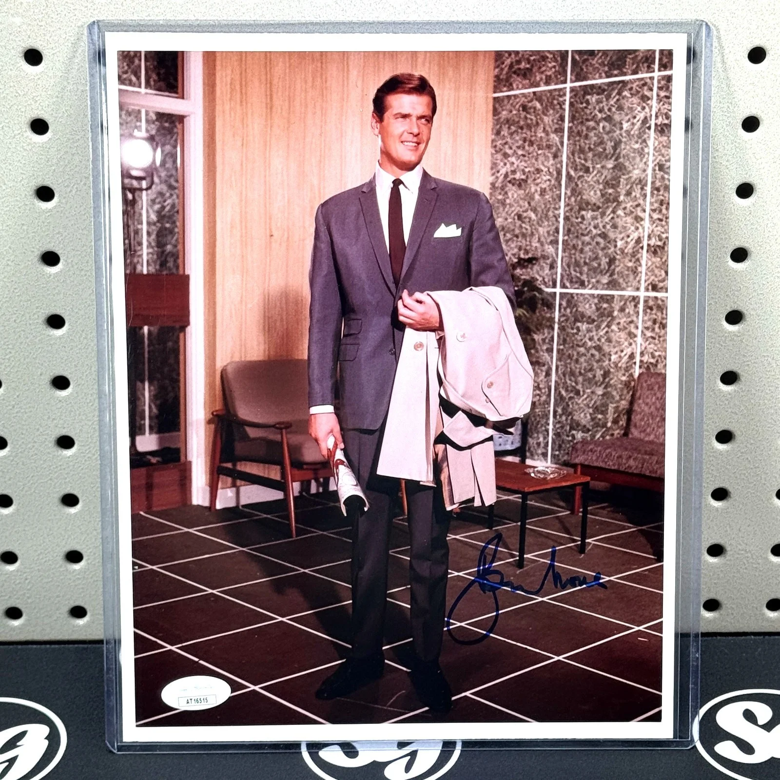 Roger Moore — SIR ROGER MOORE Signed 8x10 Photo JSA Certified Auto Picture James Bond