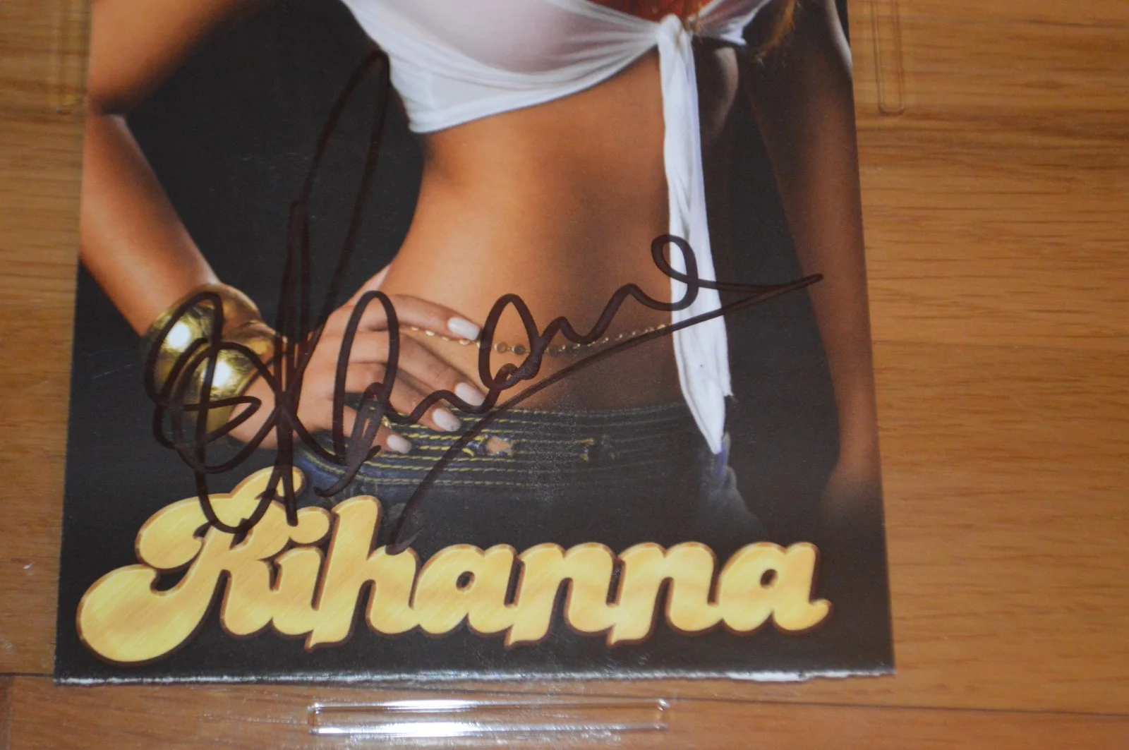 Rihanna Autographed " Music Of The Sun " CD Insert with Encapsulated PSA/DNA COA, изображение 2