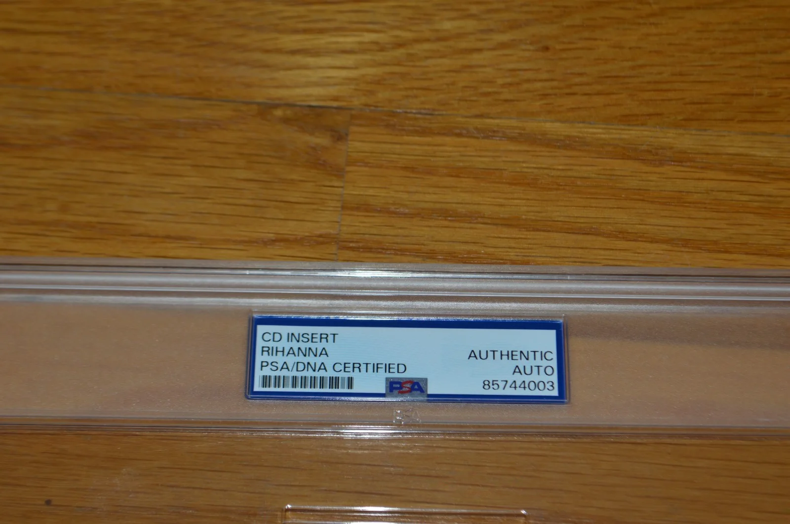 Rihanna Autographed " Music Of The Sun " CD Insert with Encapsulated PSA/DNA COA, изображение 3