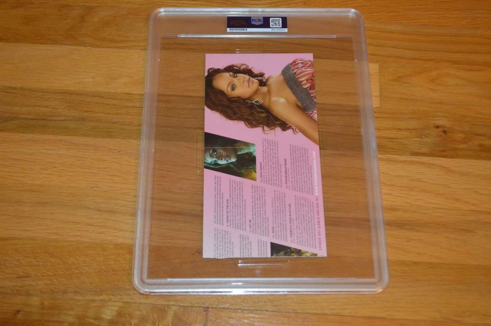 Rihanna Autographed " Music Of The Sun " CD Insert with Encapsulated PSA/DNA COA, изображение 4