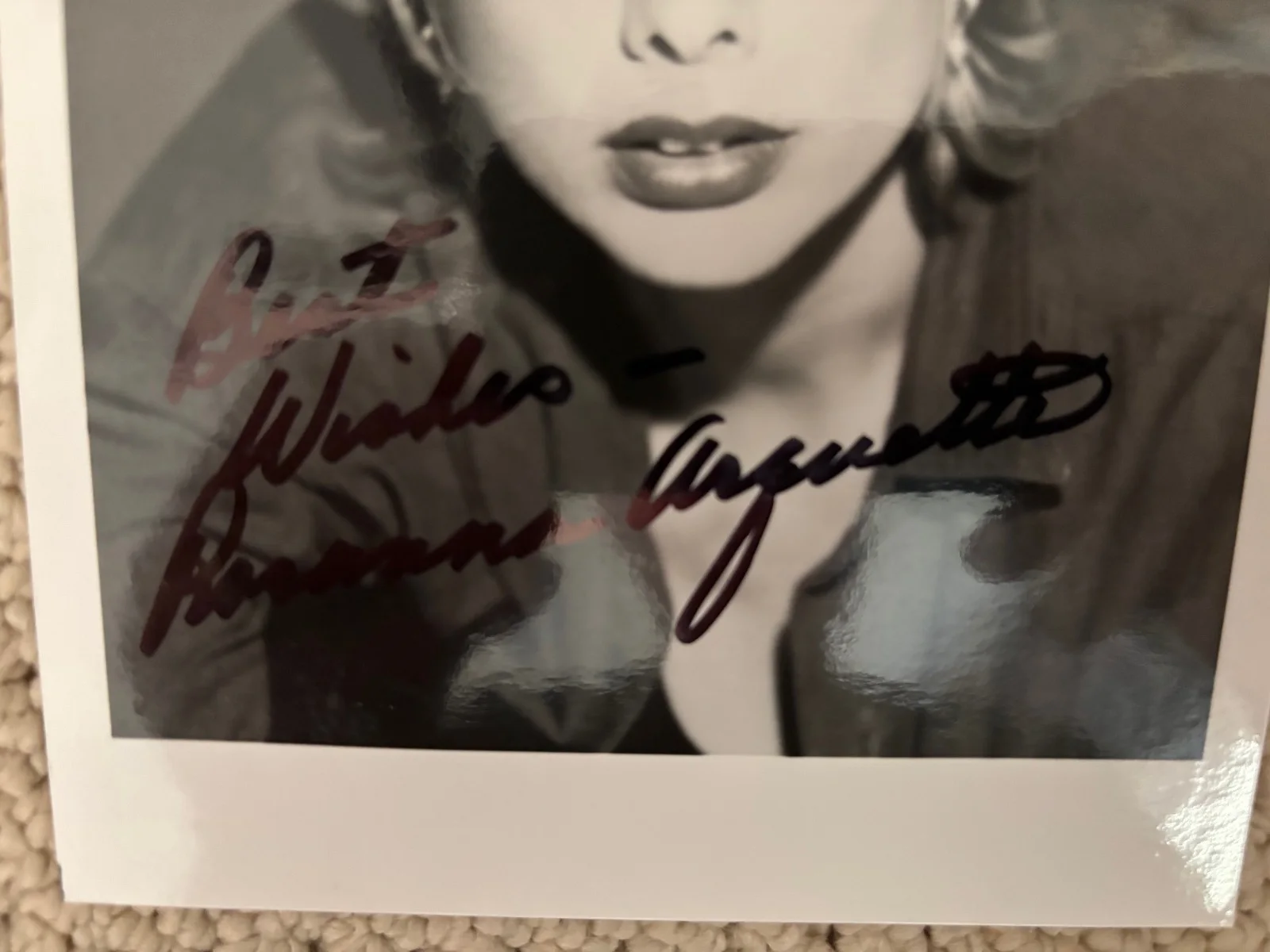 Rosanna Arquette — Rosanna Arquette – Signed 5” x 7” black and white Autographed Photo, изображение 2