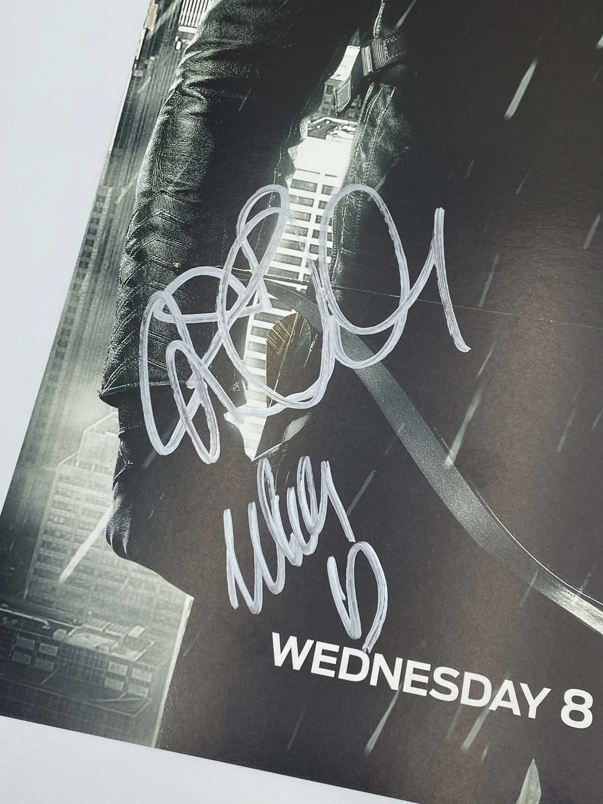 Stephen Amell, Katie Cassidy, Colin Donnell, Willa Holland — Arrow Poster Signed by Stephen Amell Katie Cassidy Colin Donnell Willa Holland, изображение 3