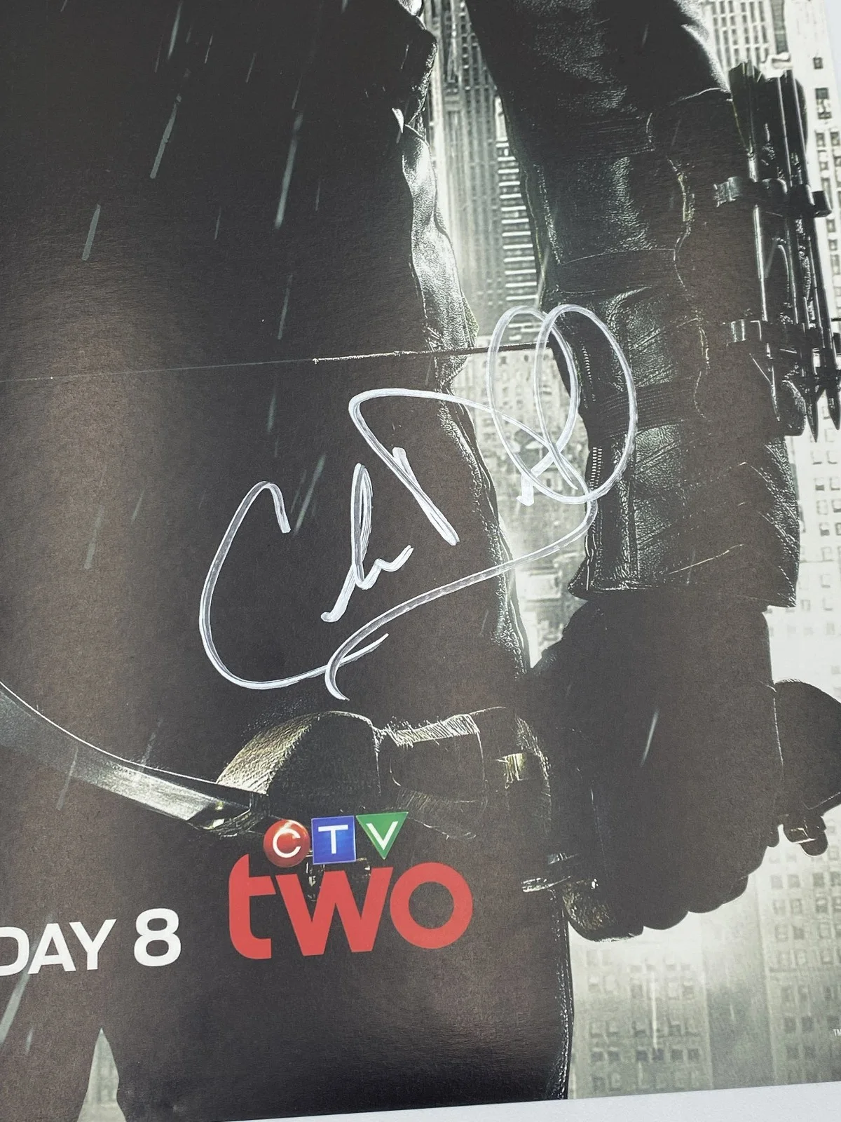 Stephen Amell, Katie Cassidy, Colin Donnell, Willa Holland — Arrow Poster Signed by Stephen Amell Katie Cassidy Colin Donnell Willa Holland, изображение 4