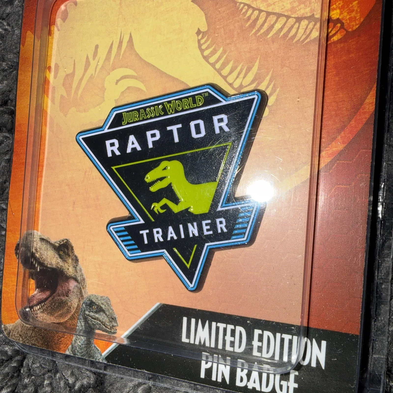 Jurassic Park World Ansteck-Pin Blue Limited Edition Velociraptor Raptor Replica, image 3