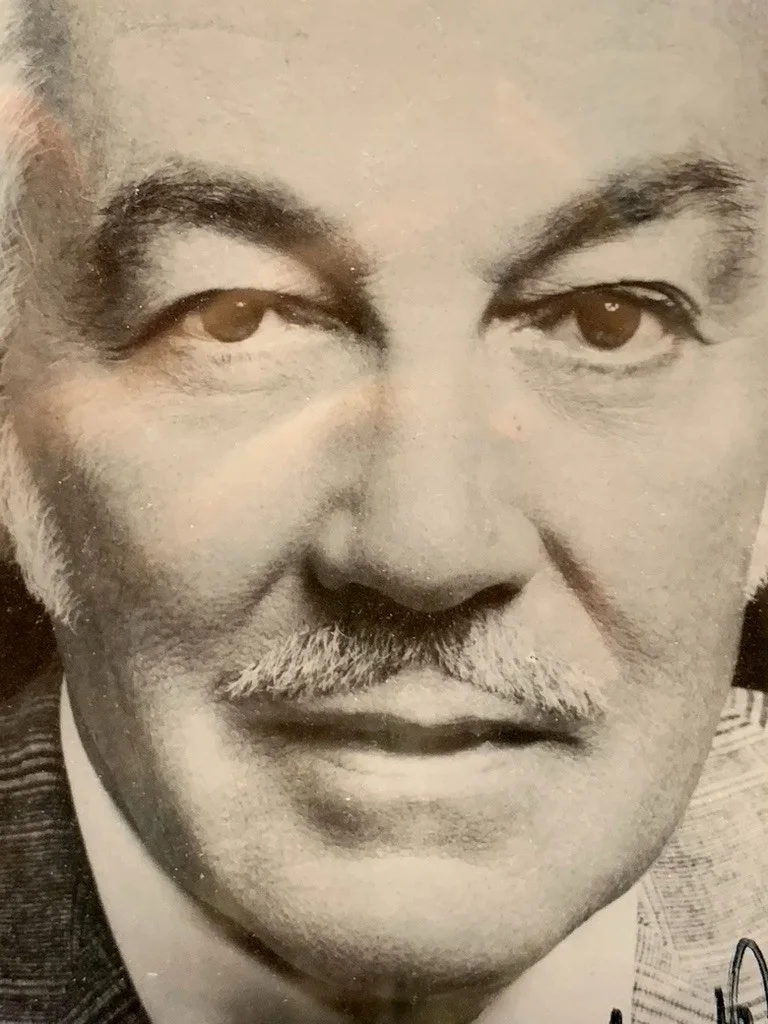 Cesar Romero — Lovely Vintage Neoclassical Frame 8x10 CESAR ROMERO - AUTOGRAPHED SIGNED PHOTO, изображение 3
