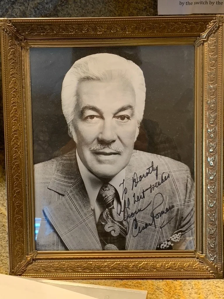 Cesar Romero — Lovely Vintage Neoclassical Frame 8x10 CESAR ROMERO - AUTOGRAPHED SIGNED PHOTO, изображение 4