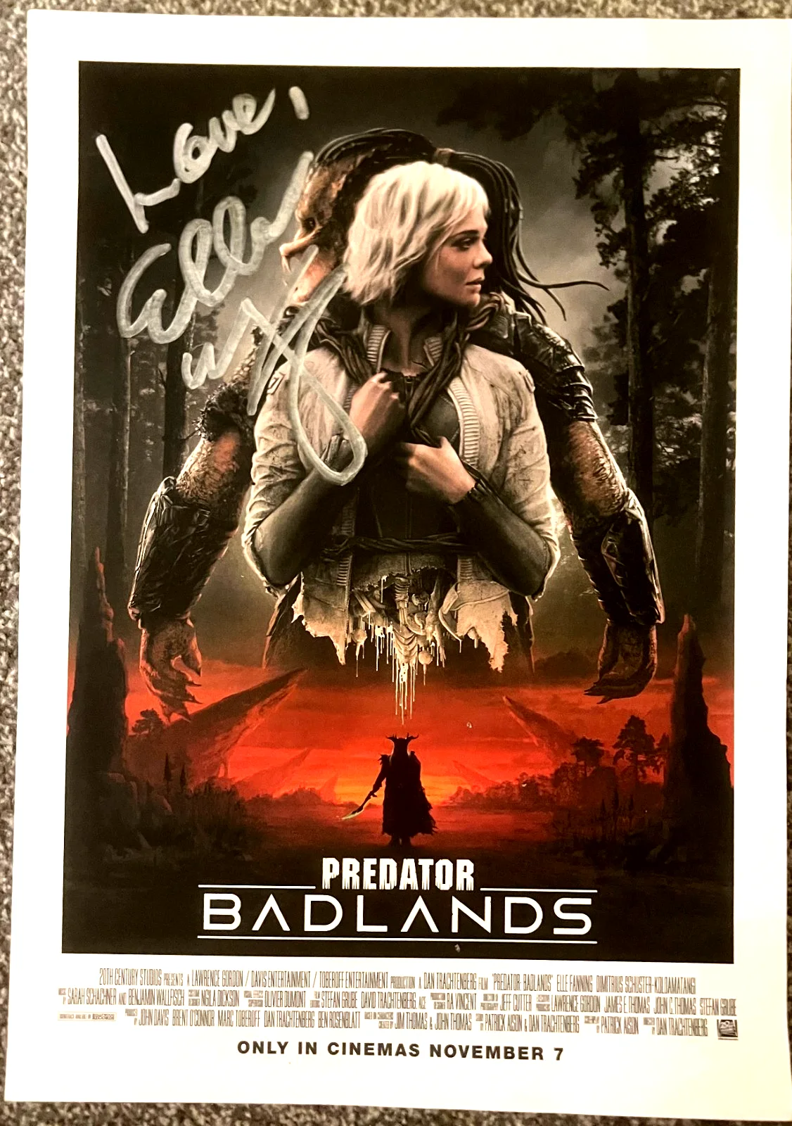 PREDATOR BADLANDS OFFICIAL POSTER - 16.5 X 11.7 INCHES - SIGNED BY ELLE FANNING, изображение 4