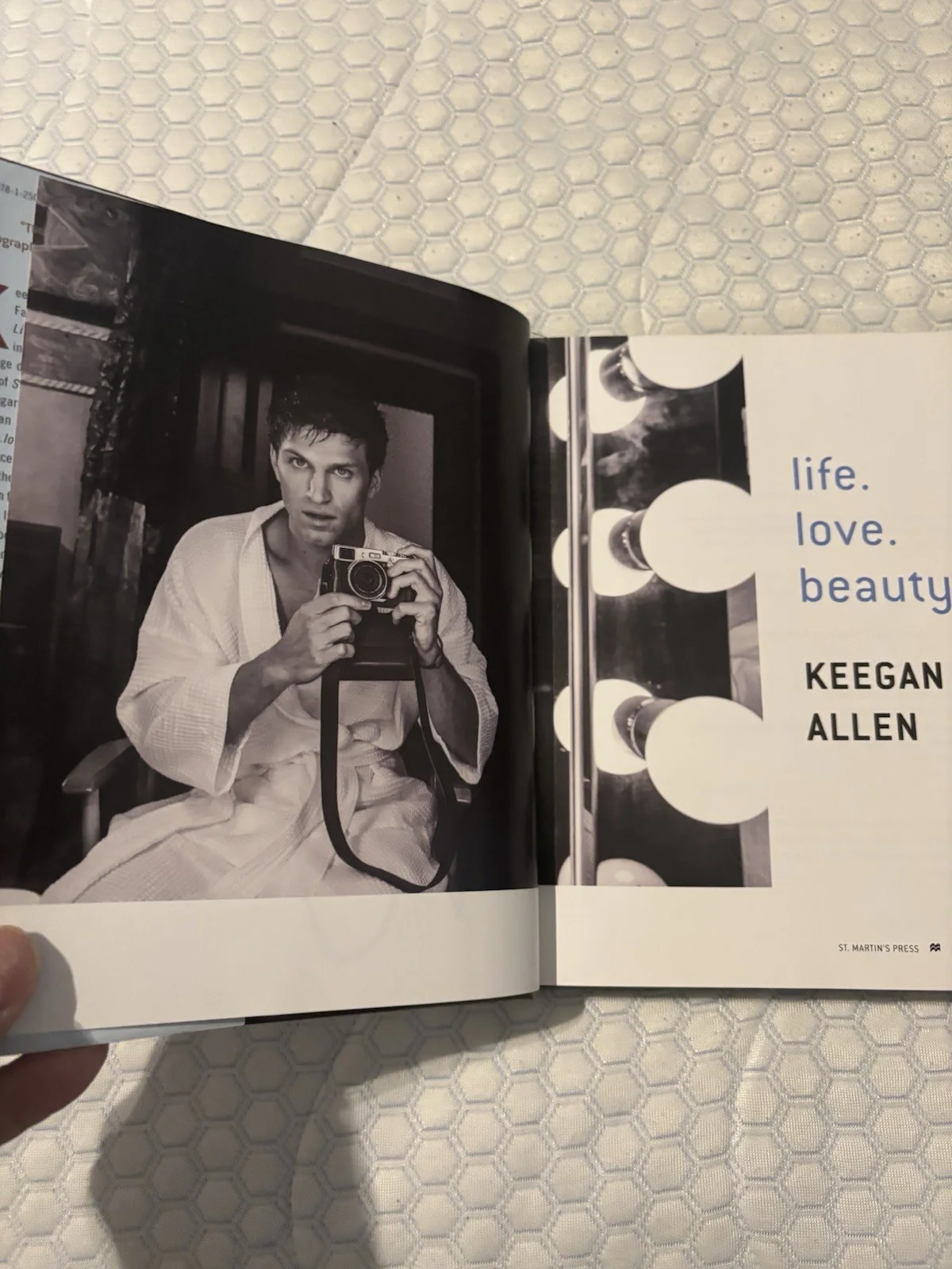 Keegan Allen — SIGNED KEEGAN ALLEN LIFE.LOVE.BEAUTY BOOK PRETTY LITTLE LIARS 1st Ed HC Book DJ, изображение 3