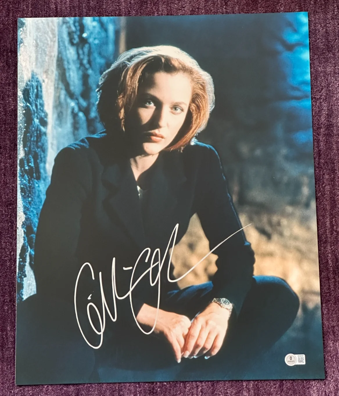 GILLIAN ANDERSON — GILLIAN ANDERSON Signed 16x20 PHOTO Beckett Authenticated (BAS)