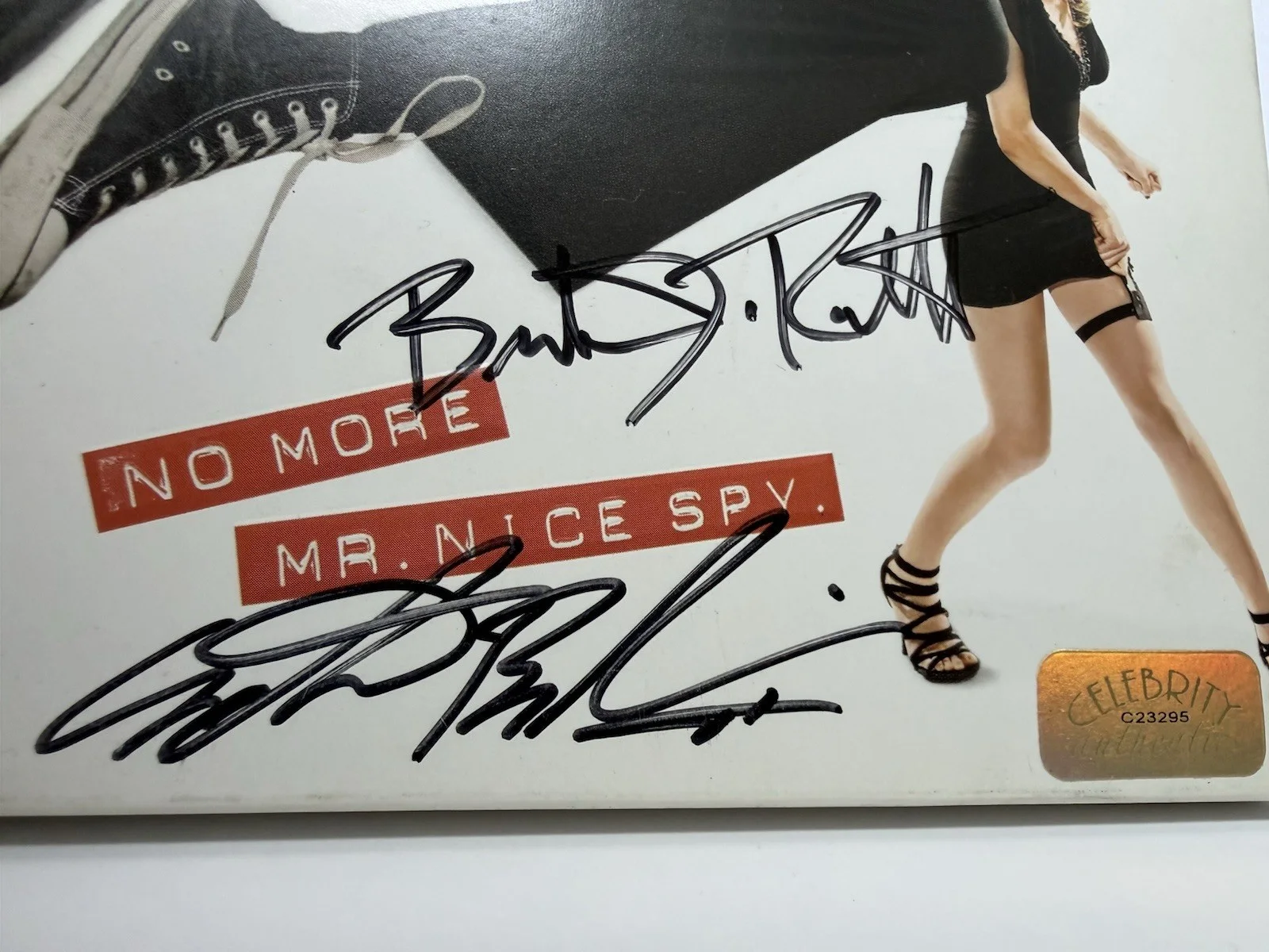 Zachary, Yvonne, Brandon Routh — EXCLUSIVE RARE SIGNED Autographed by cast - CHUCK - Season 3 DVD Memorabilia, изображение 4