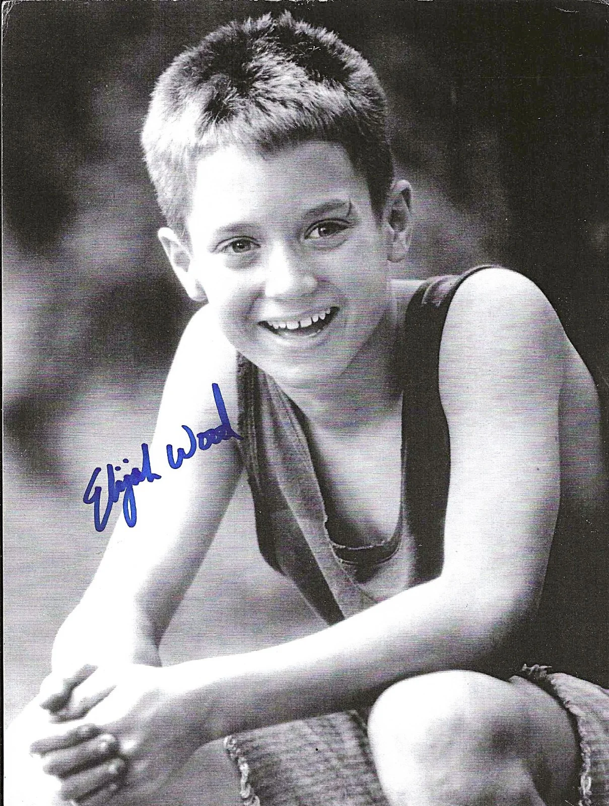 ELIJAH WOOD — ELIJAH WOOD HAND SIGNED STILL PHOTO 1994 FILM" THE WAR" 8x10.5